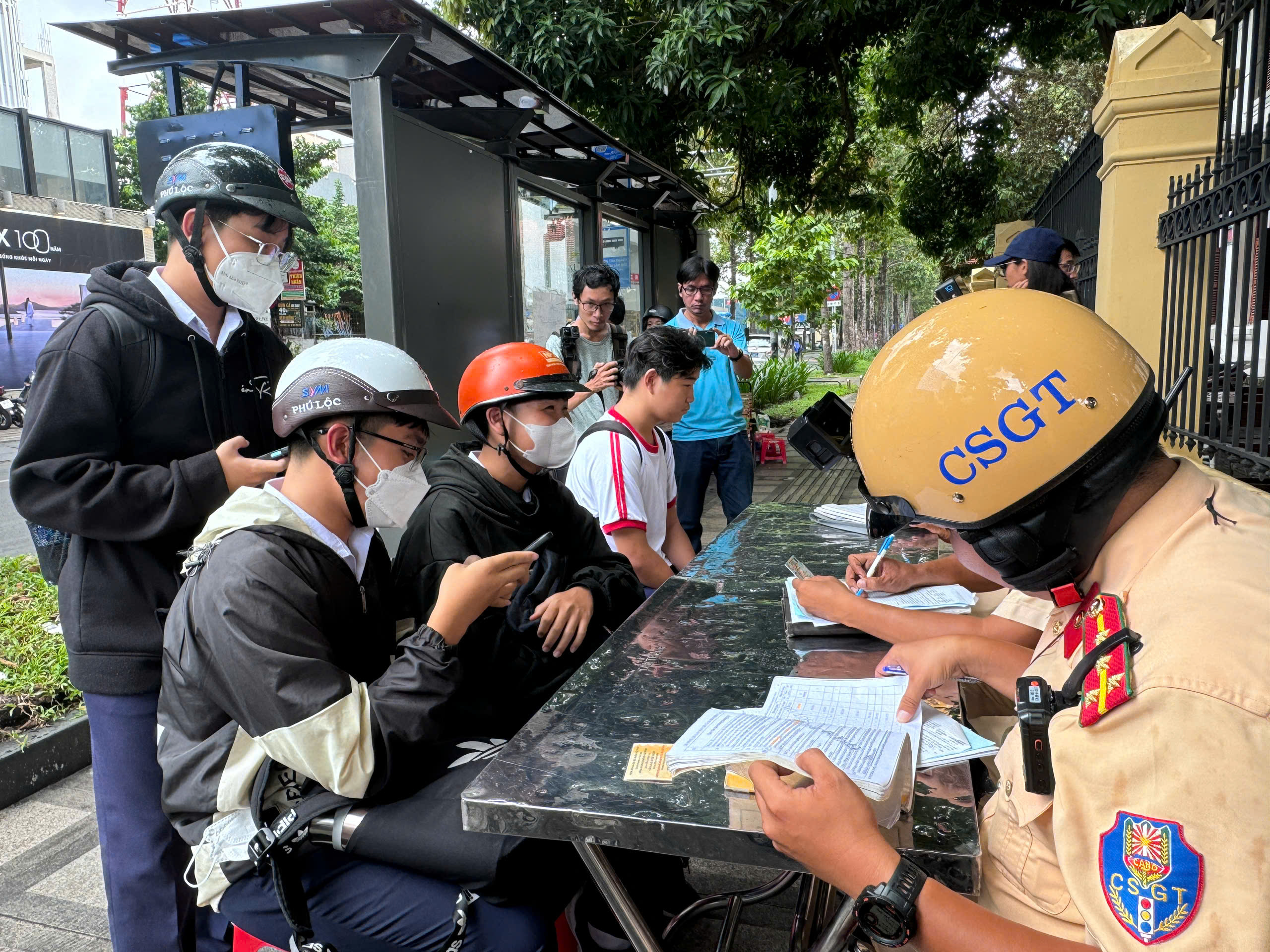 CSGT TP.HCM cảnh b&aacute;o gia tăng vi phạm giao th&ocirc;ng trong học sinh, sinh vi&ecirc;n- Ảnh 1.