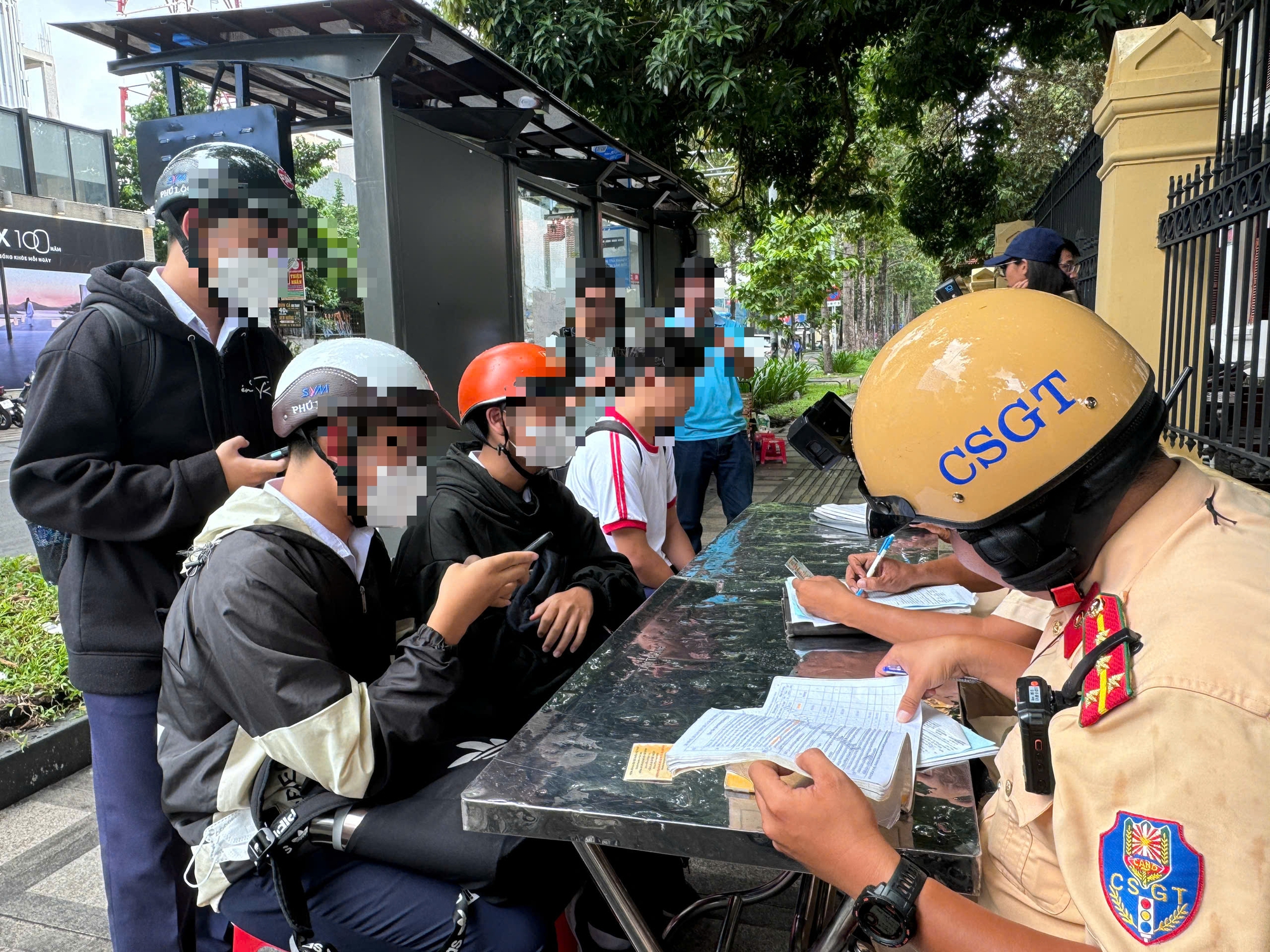 Gần 300 học sinh ở TP.HCM bị xử l&yacute; vi phạm giao th&ocirc;ng trong một ng&agrave;y- Ảnh 1.