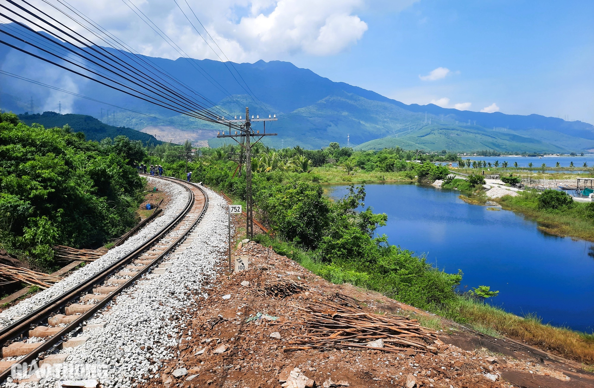 Kiểm tra hiện trường đảm bảo ATGT đường sắt Bắc - Nam qua huyện Ph&uacute; Lộc- Ảnh 1.