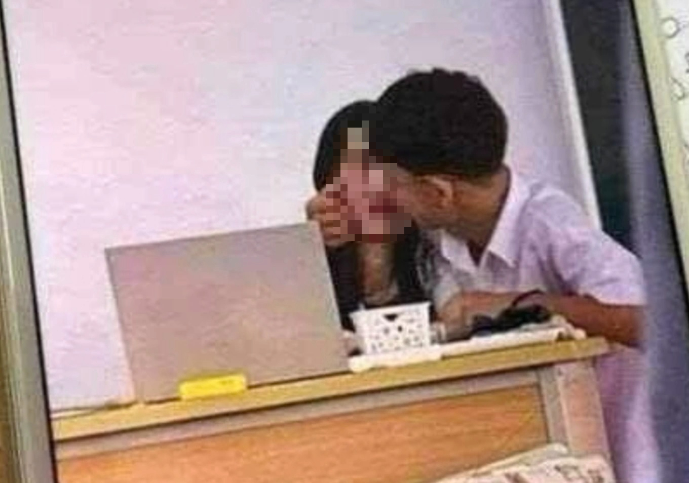 Xác minh clip được cho là cô giáo và nam sinh thân mật trong lớp học tại Hà Nội- Ảnh 1. Xác minh clip được cho là cô giáo và nam sinh thân mật trong lớp học tại Hà Nội- Ảnh 1.