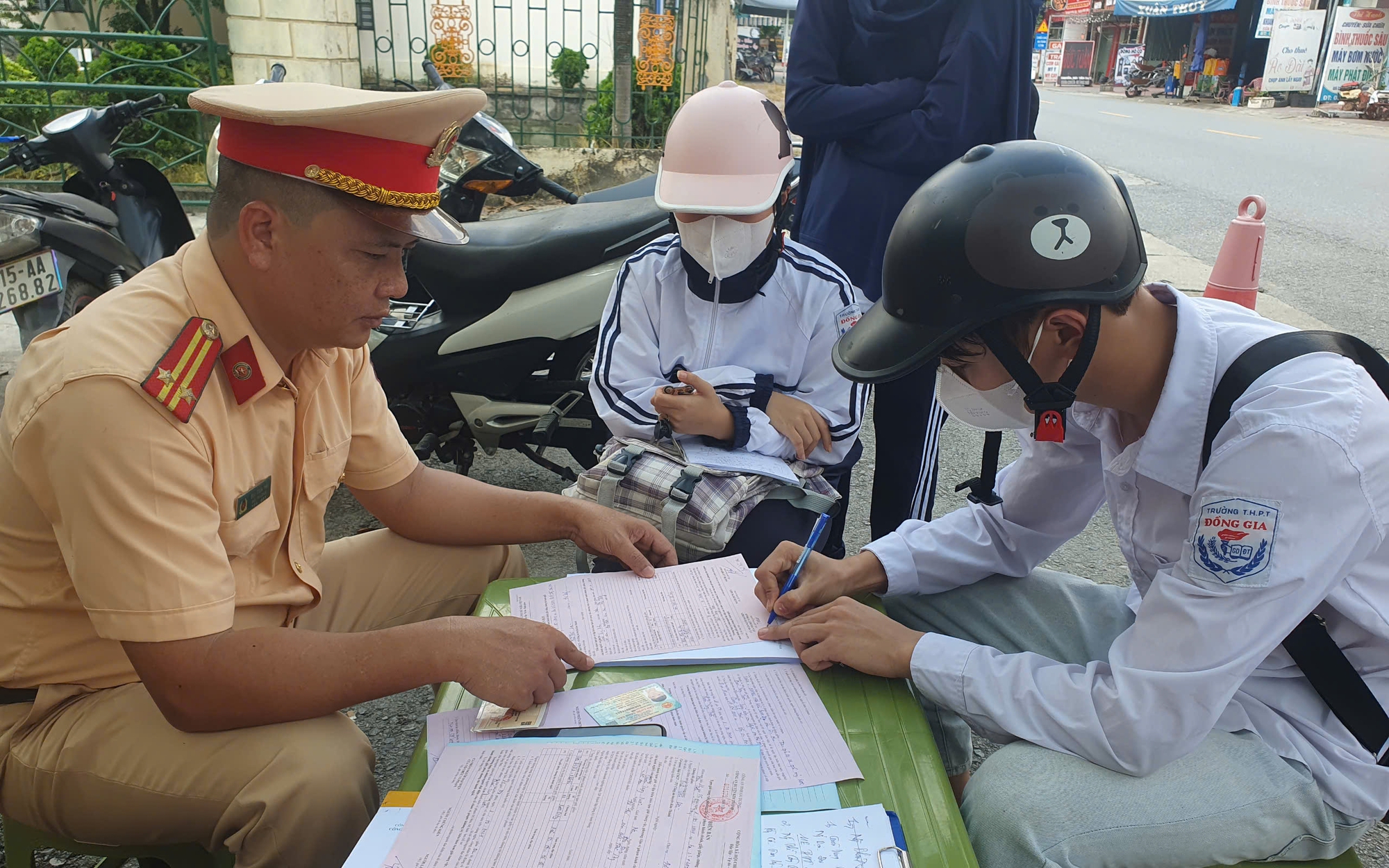 Học sinh vi phạm giao th&ocirc;ng, phụ huynh được mời đến nghe tuy&ecirc;n truyền luật