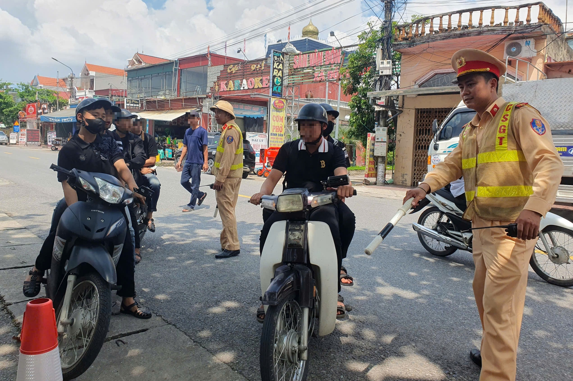 Học sinh vi phạm giao th&ocirc;ng, phụ huynh được mời đến nghe tuy&ecirc;n truyền luật- Ảnh 1.