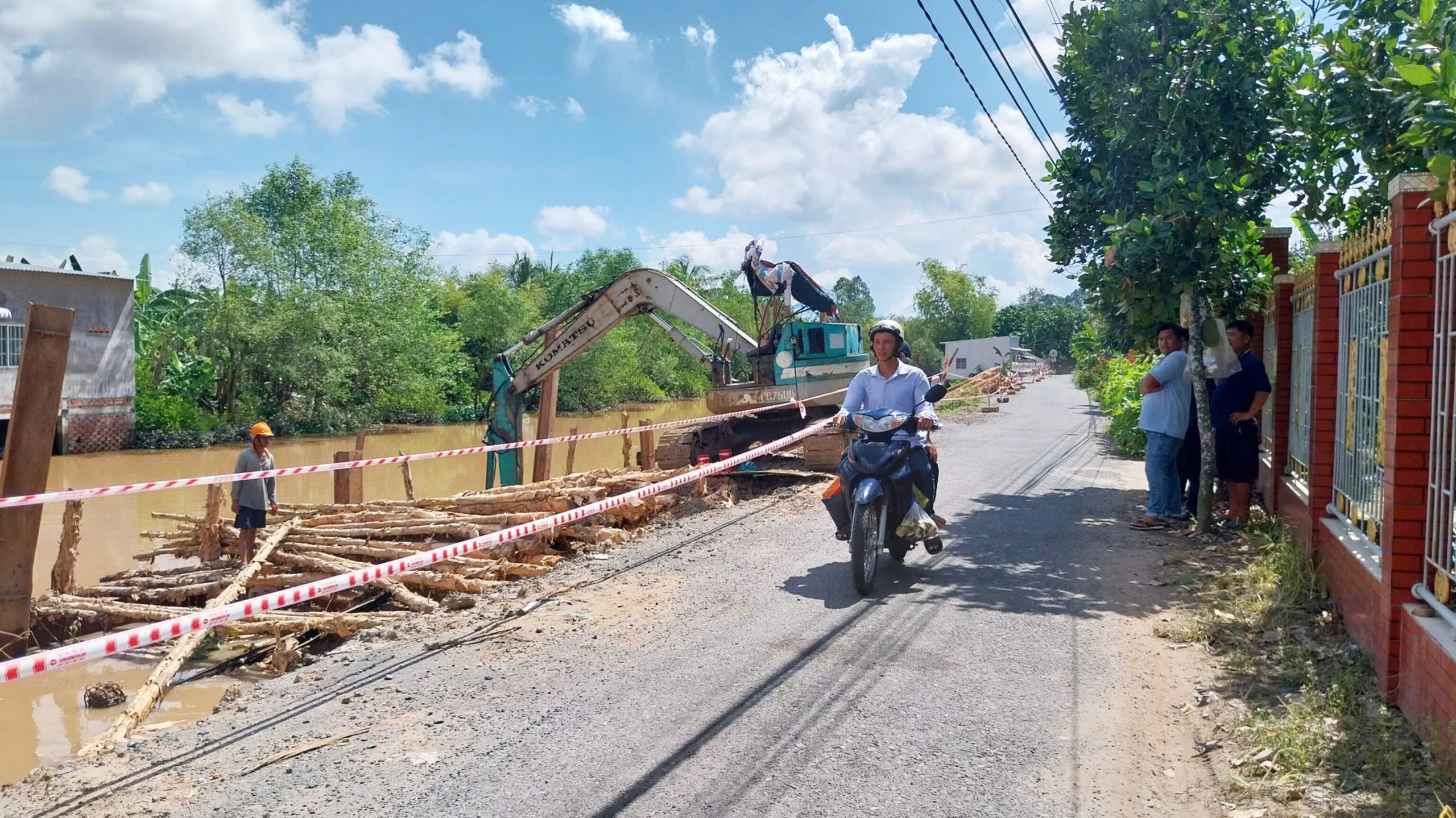 Đường sạt lở nghi&ecirc;m trọng ở Đồng Th&aacute;p đ&atilde; được xử l&yacute; đến đ&acirc;u?- Ảnh 1.