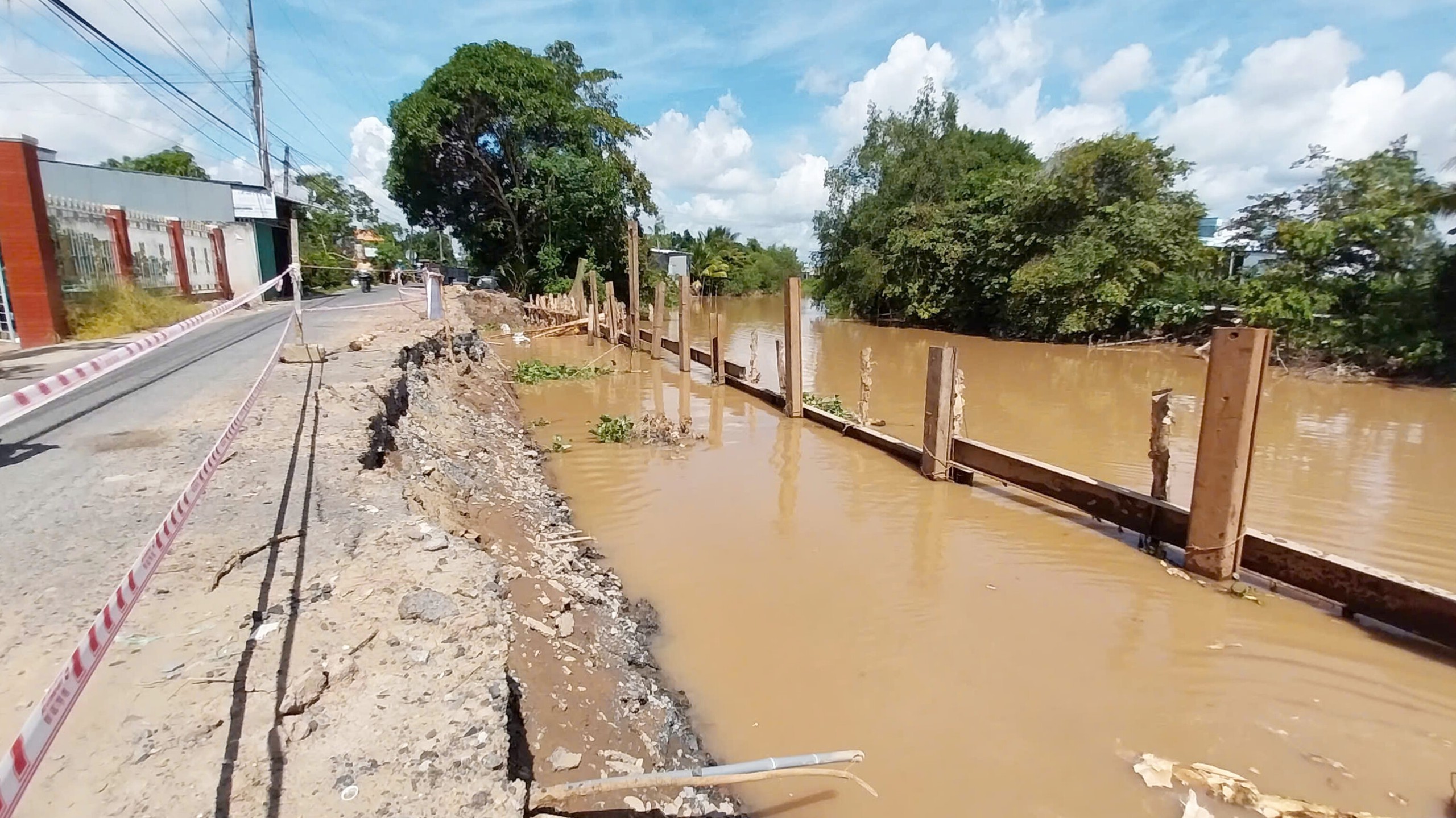 Đường sạt lở nghi&ecirc;m trọng ở Đồng Th&aacute;p đ&atilde; được xử l&yacute; đến đ&acirc;u?- Ảnh 2.