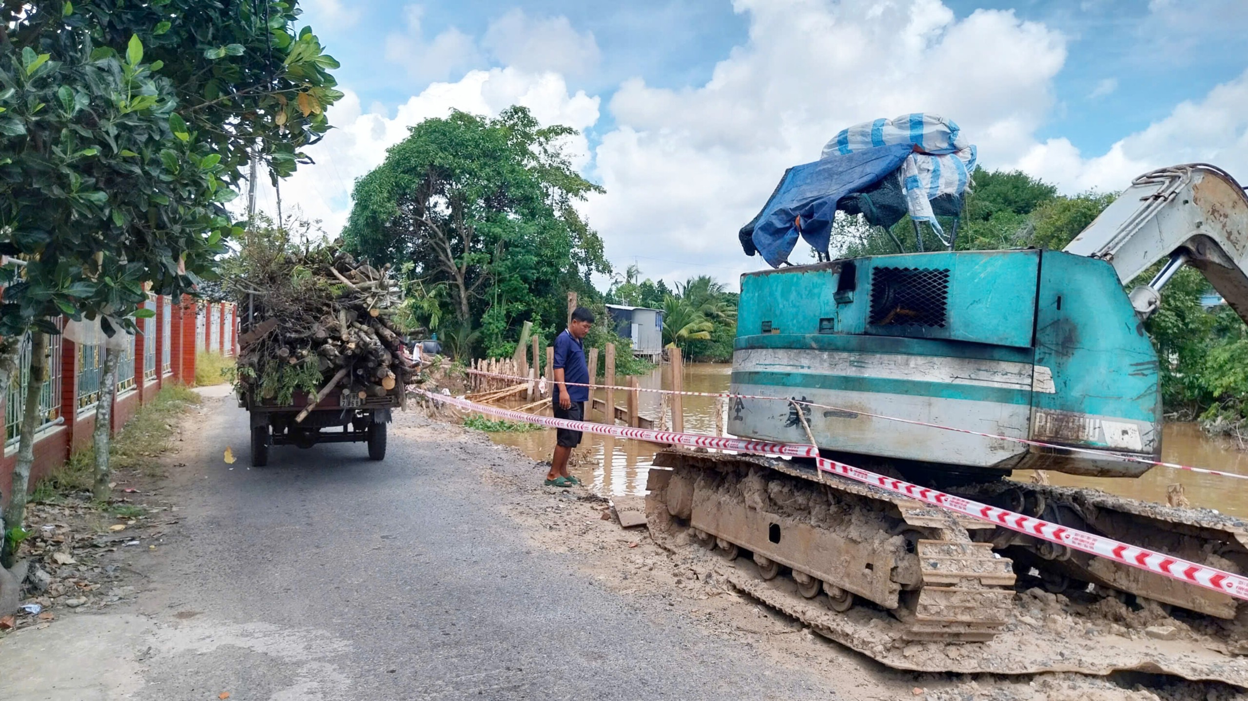 Đường sạt lở nghi&ecirc;m trọng ở Đồng Th&aacute;p đ&atilde; được xử l&yacute; đến đ&acirc;u?- Ảnh 5.