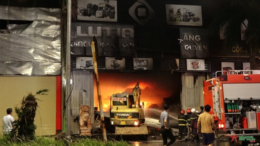 Ch&aacute;y lớn kho xưởng thiết bị gara &ocirc; t&ocirc; ở Long Bi&ecirc;n- Ảnh 1.