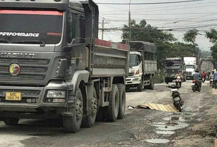 Người phụ nữ tử vong tại chỗ sau va chạm với xe tải ben ở Đồng Nai- Ảnh 1.