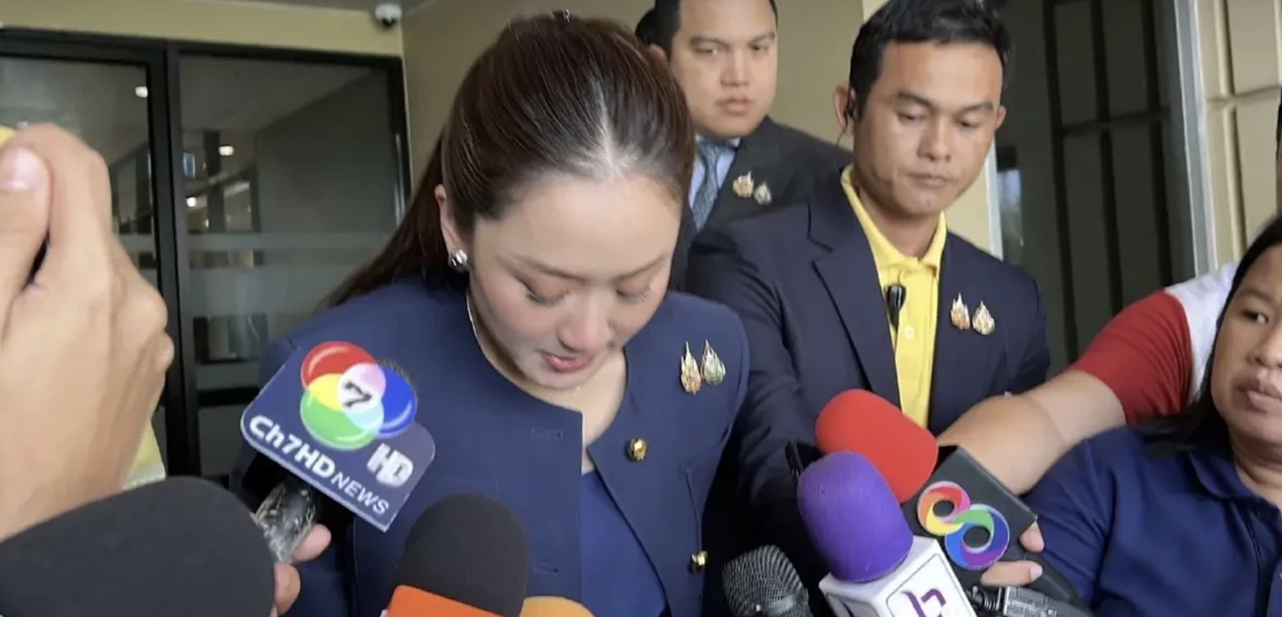 Gi&acirc;y ph&uacute;t Thủ tướng Th&aacute;i Lan k&igrave;m n&eacute;n nước mắt khi n&oacute;i về vụ ch&aacute;y xe bu&yacute;t chở học sinh- Ảnh 1.