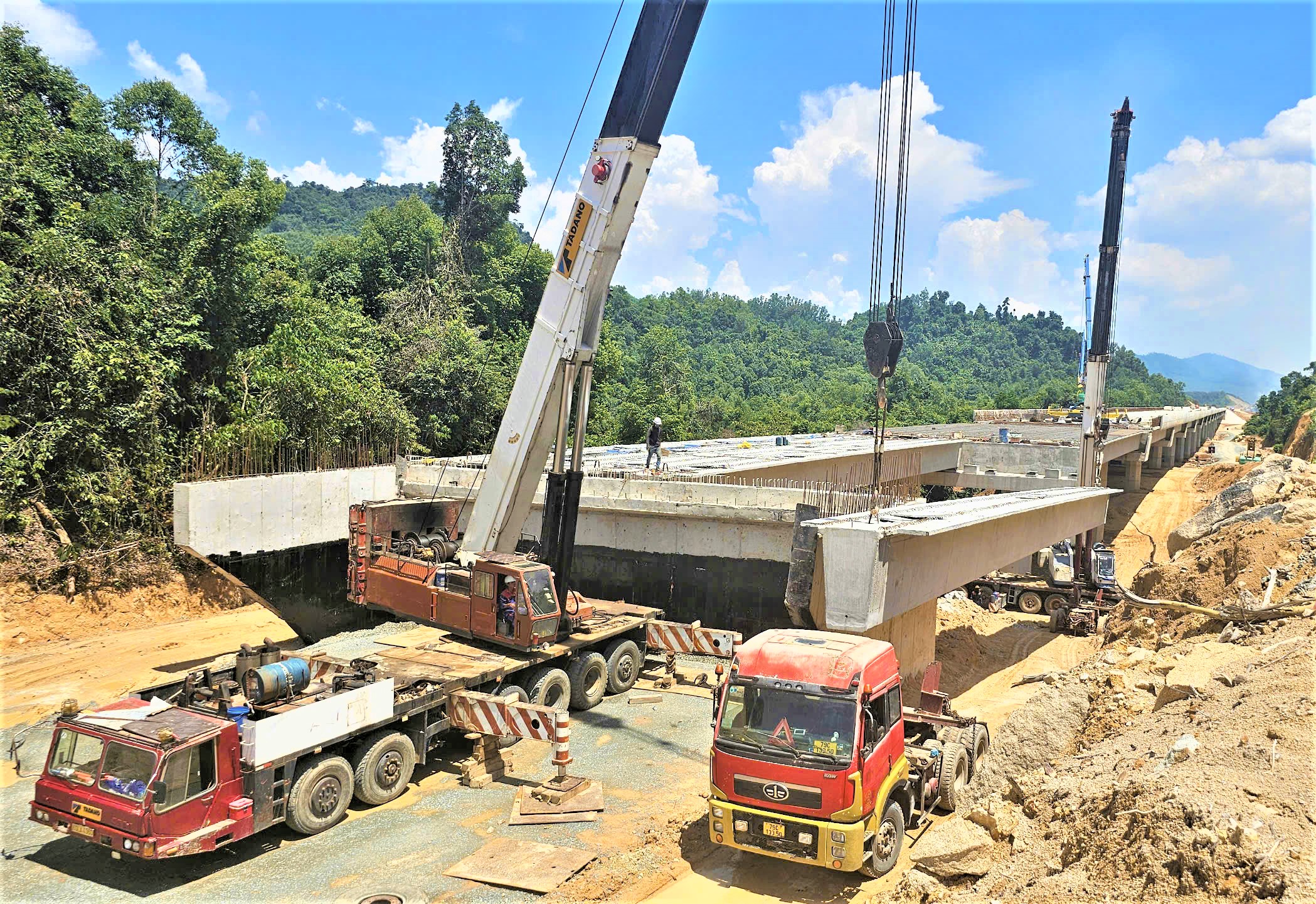 Hợp long cầu d&agrave;i nhất cao tốc V&acirc;n Phong - Nha Trang- Ảnh 7.