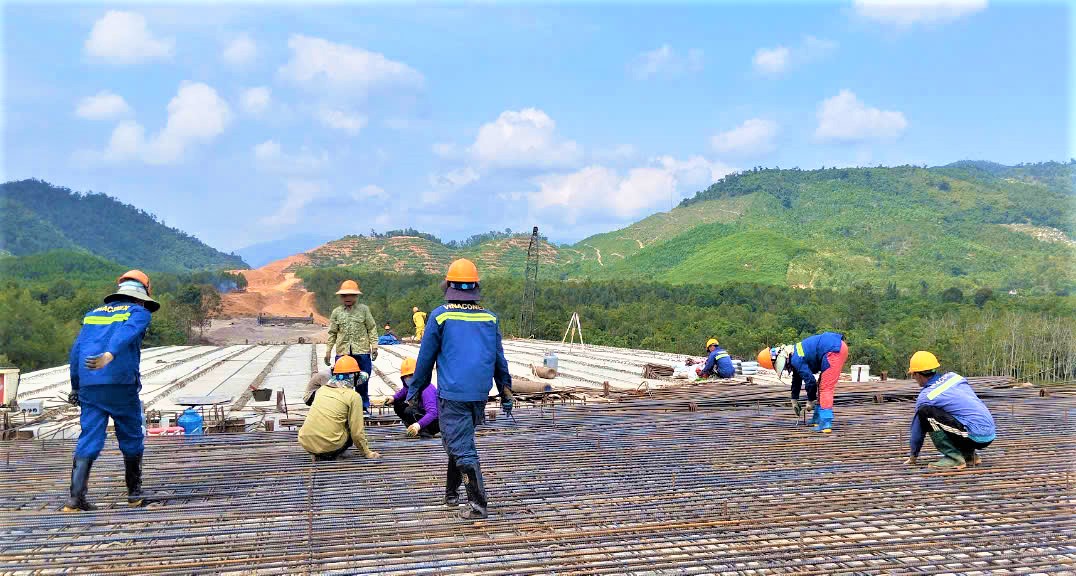 Hợp long cầu d&agrave;i nhất cao tốc V&acirc;n Phong - Nha Trang- Ảnh 10.
