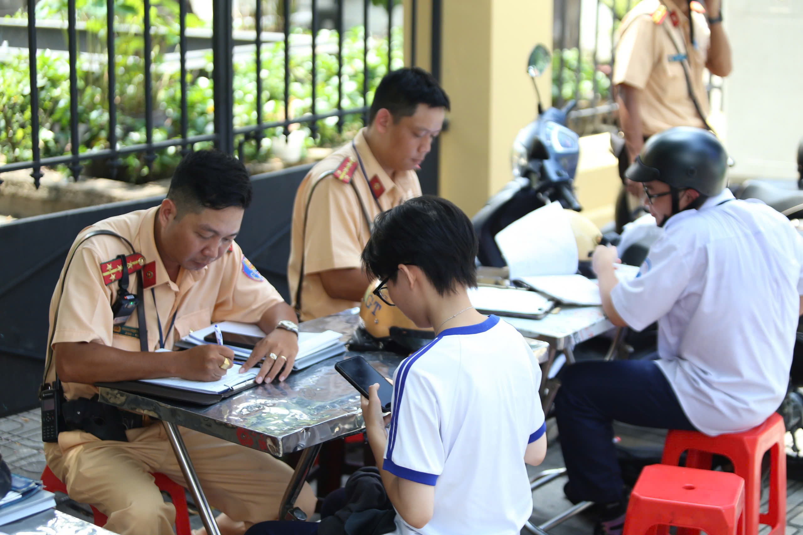 Gần 300 học sinh ở TP.HCM bị xử l&yacute; vi phạm giao th&ocirc;ng trong một ng&agrave;y- Ảnh 3.
