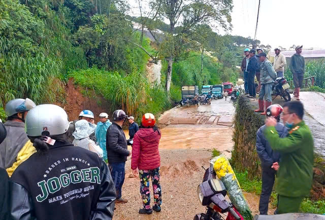 Xe tải bị cuốn khi đi qua đập tràn, tài xế mất tích- Ảnh 1. Xe tải bị cuốn khi đi qua đập tràn, tài xế mất tích- Ảnh 1.