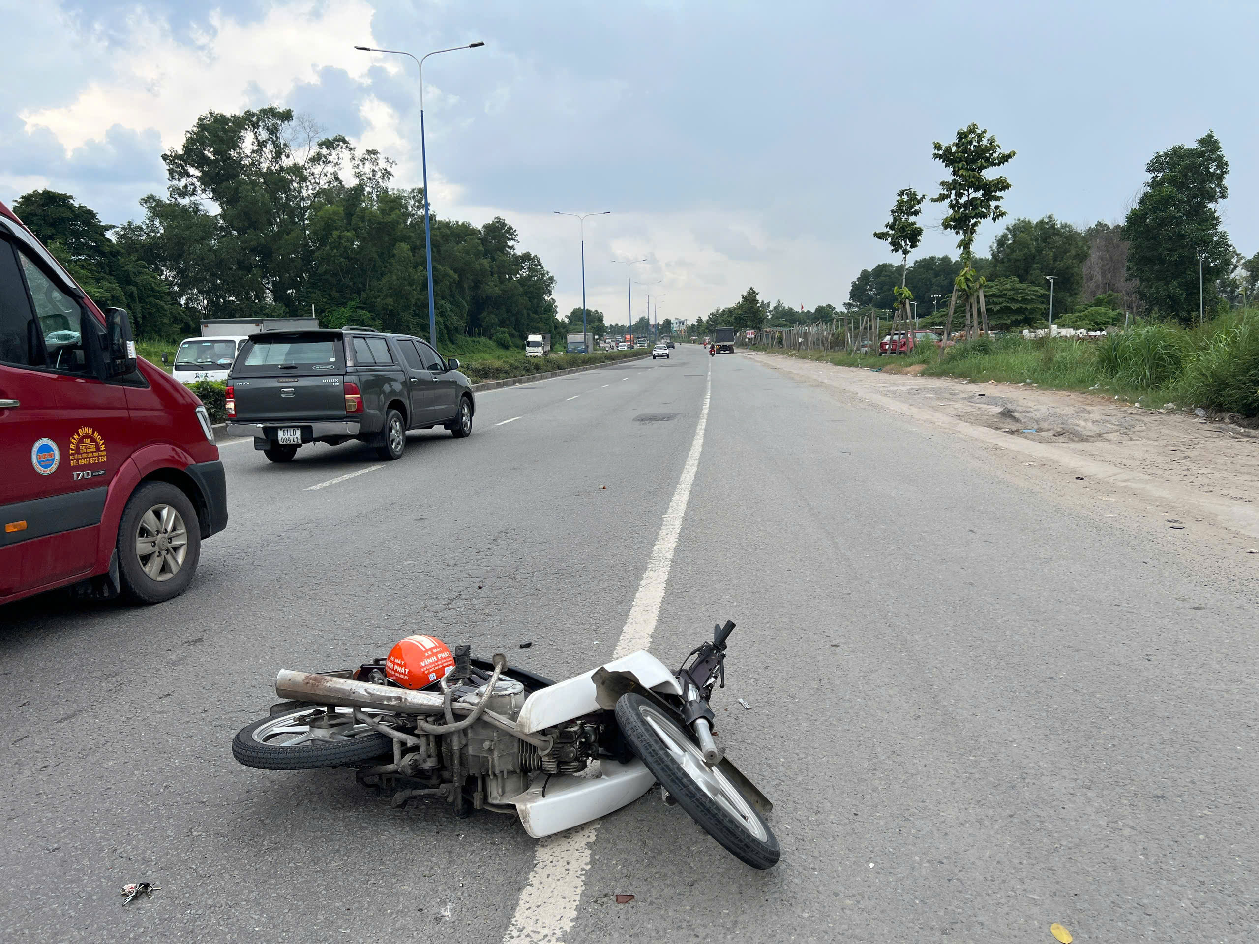Tự ng&atilde; tr&ecirc;n đường đi đ&aacute;m cưới về, người đ&agrave;n &ocirc;ng bị xe tải c&aacute;n tử vong- Ảnh 1.
