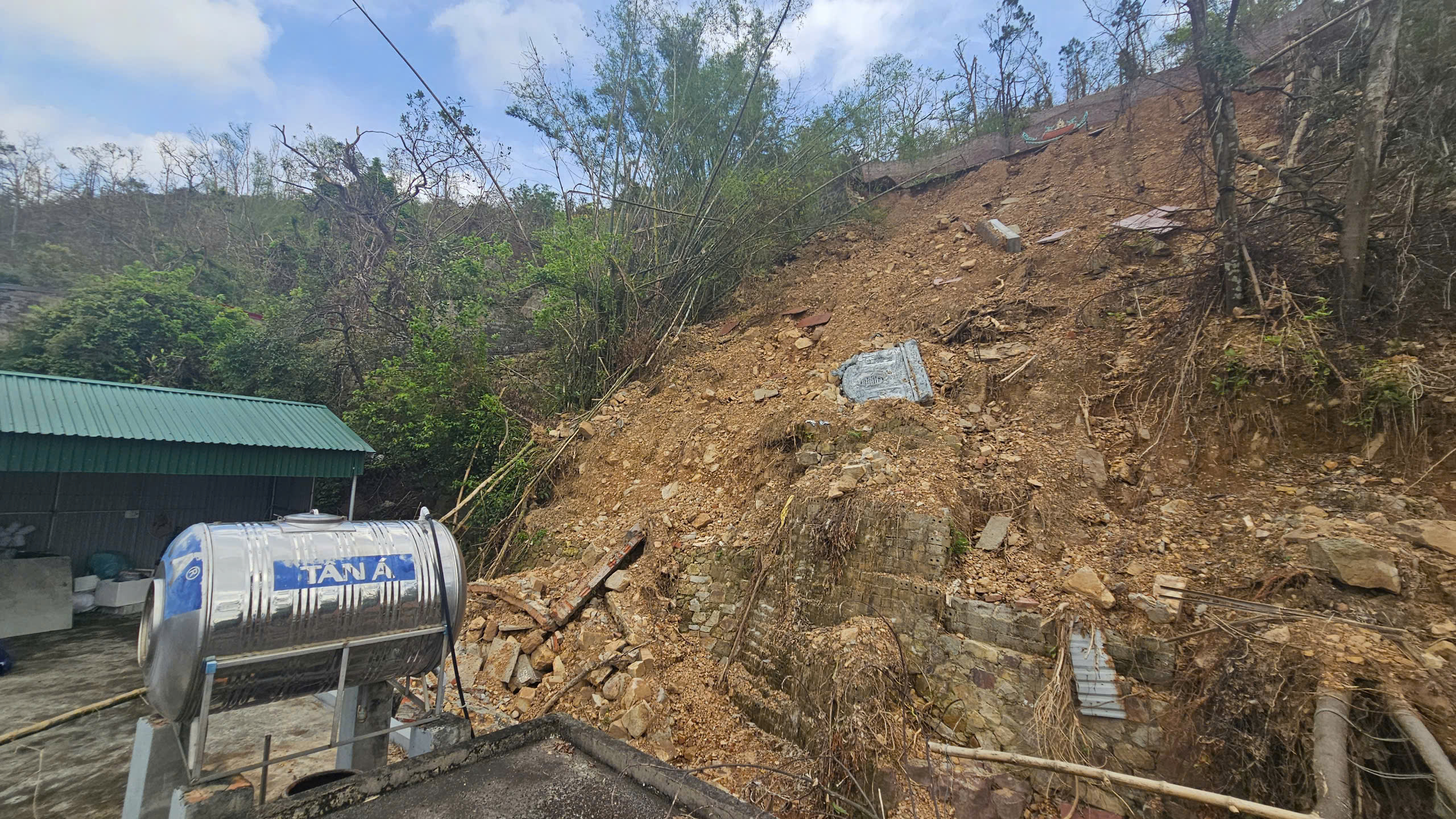 Đồ Sơn xuất hiện nhiều điểm sạt lở nghi&ecirc;m trọng- Ảnh 1.