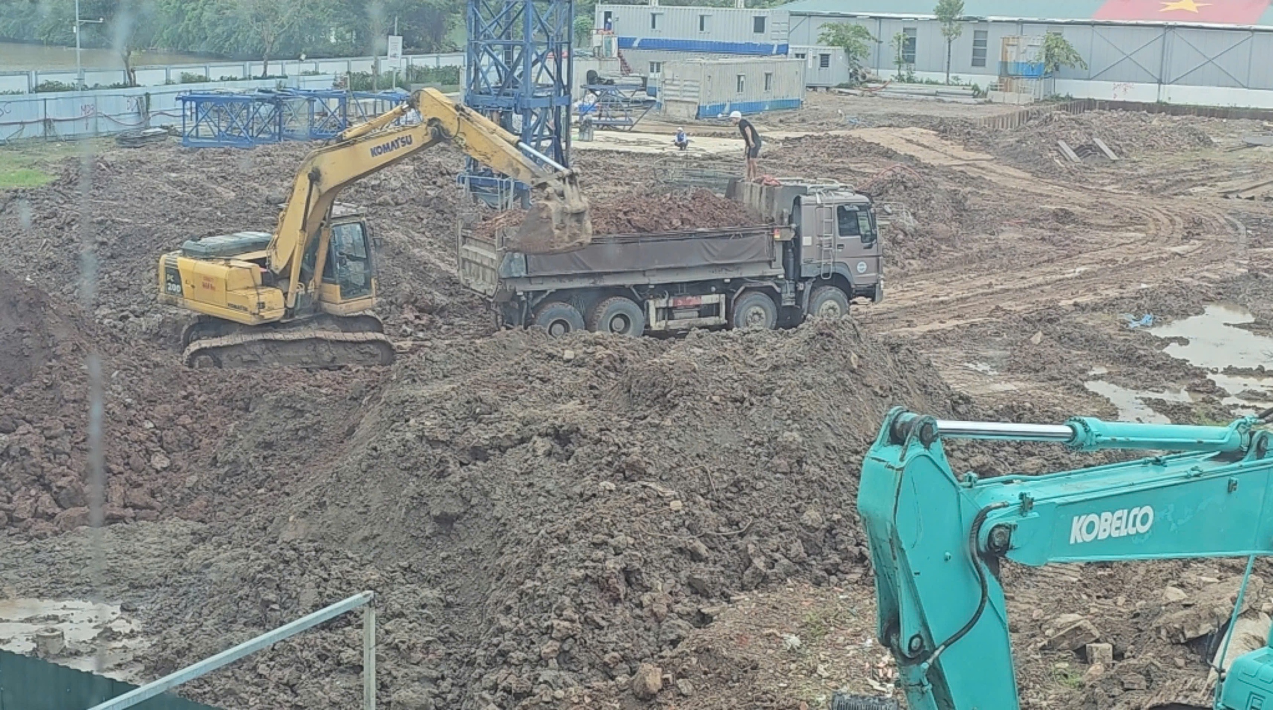 H&agrave; Nội: Xe phục vụ dự &aacute;n chở c&oacute; ngọn, c&oacute; dấu hiệu qu&aacute; tải - Ảnh 1.