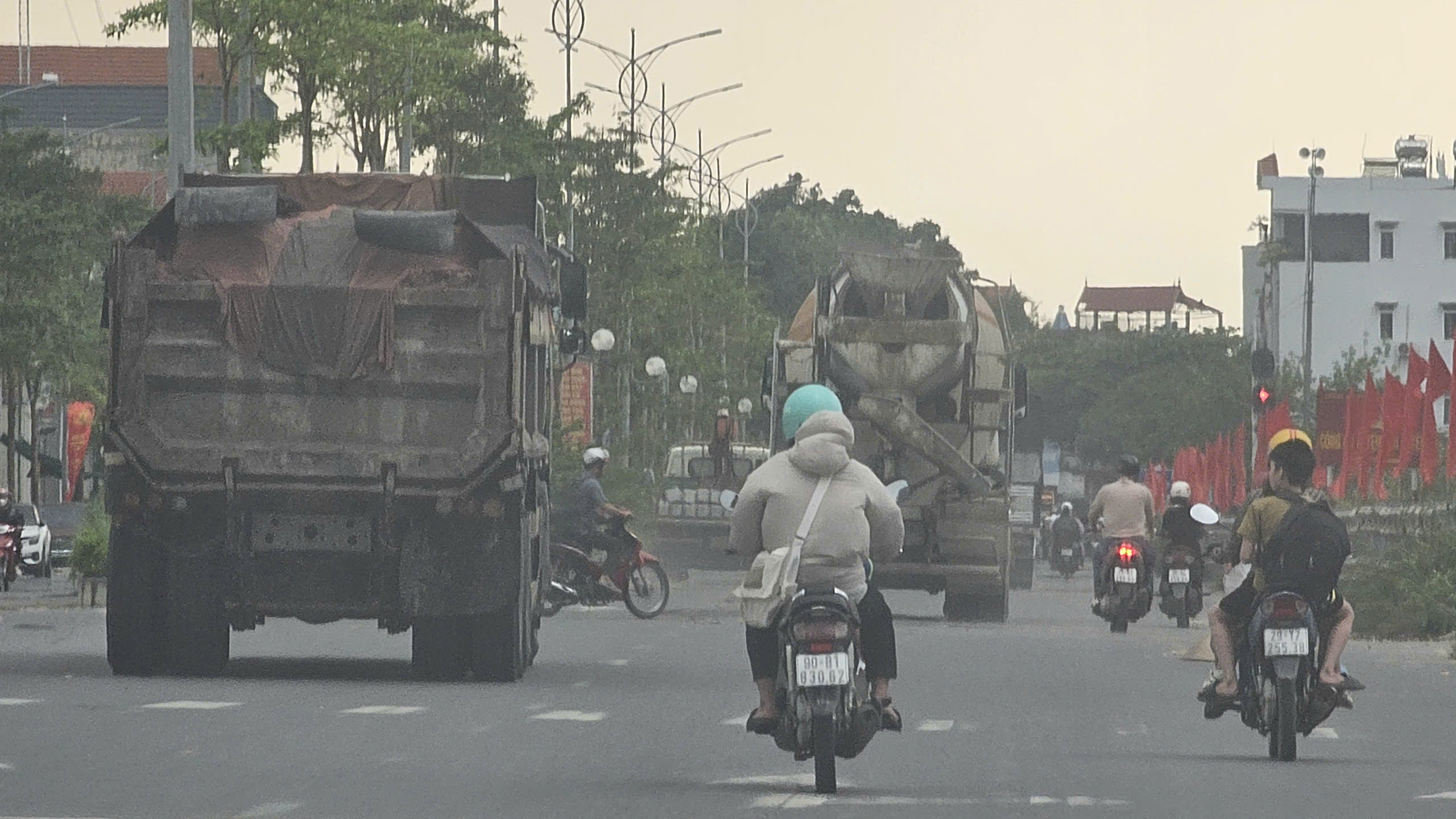 H&agrave; Nội: Xe phục vụ dự &aacute;n chở c&oacute; ngọn, c&oacute; dấu hiệu qu&aacute; tải - Ảnh 4.