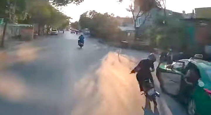 Kh&aacute;ch tr&ecirc;n taxi mở cửa bất cẩn l&agrave;m người đi xe m&aacute;y tử vong: Ai chịu tr&aacute;ch nhiệm?- Ảnh 1.