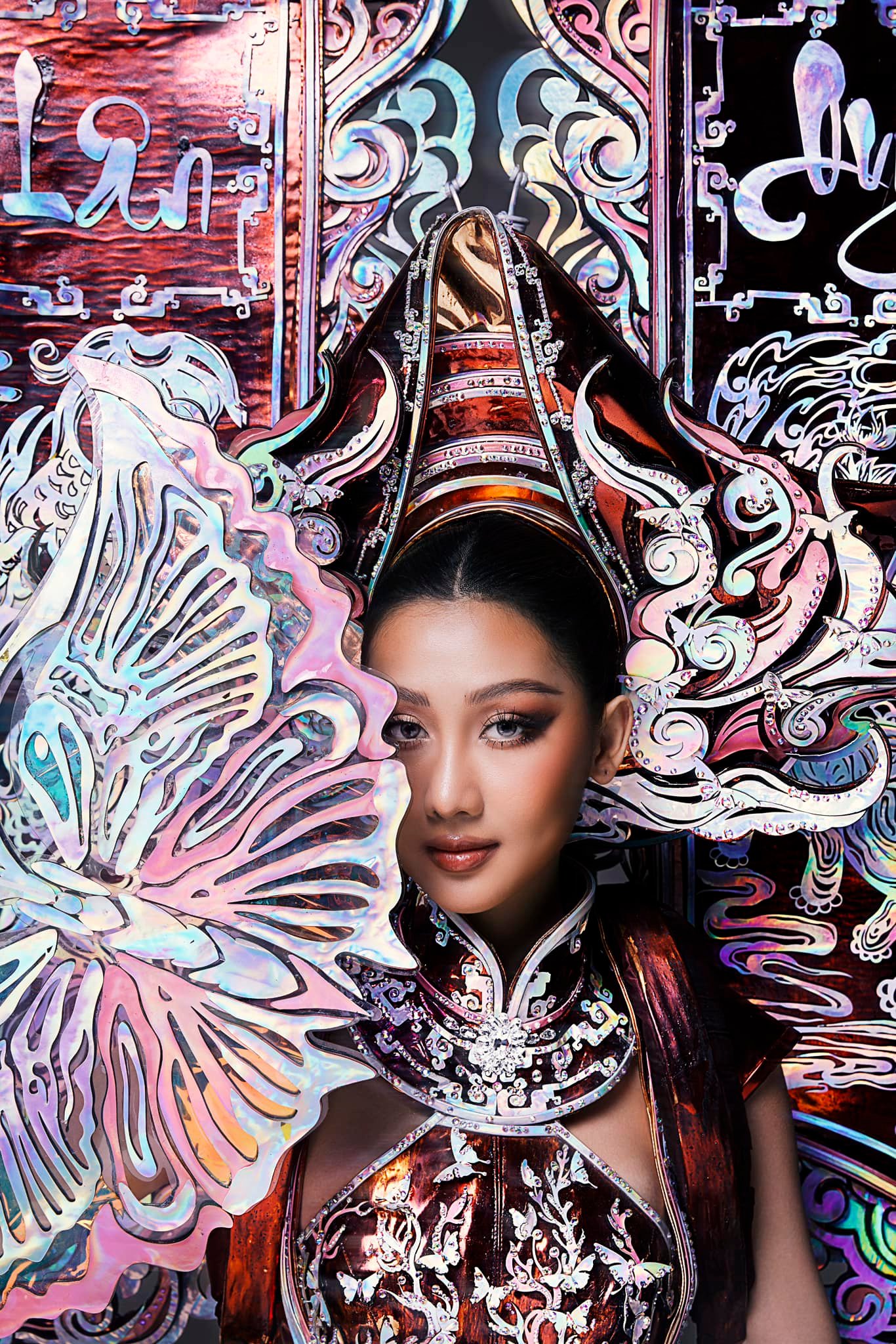 Hoa hậu Quế Anh tr&igrave;nh diễn trang phục d&acirc;n tộc tại Miss Grand International, v&agrave;o top 20- Ảnh 1.