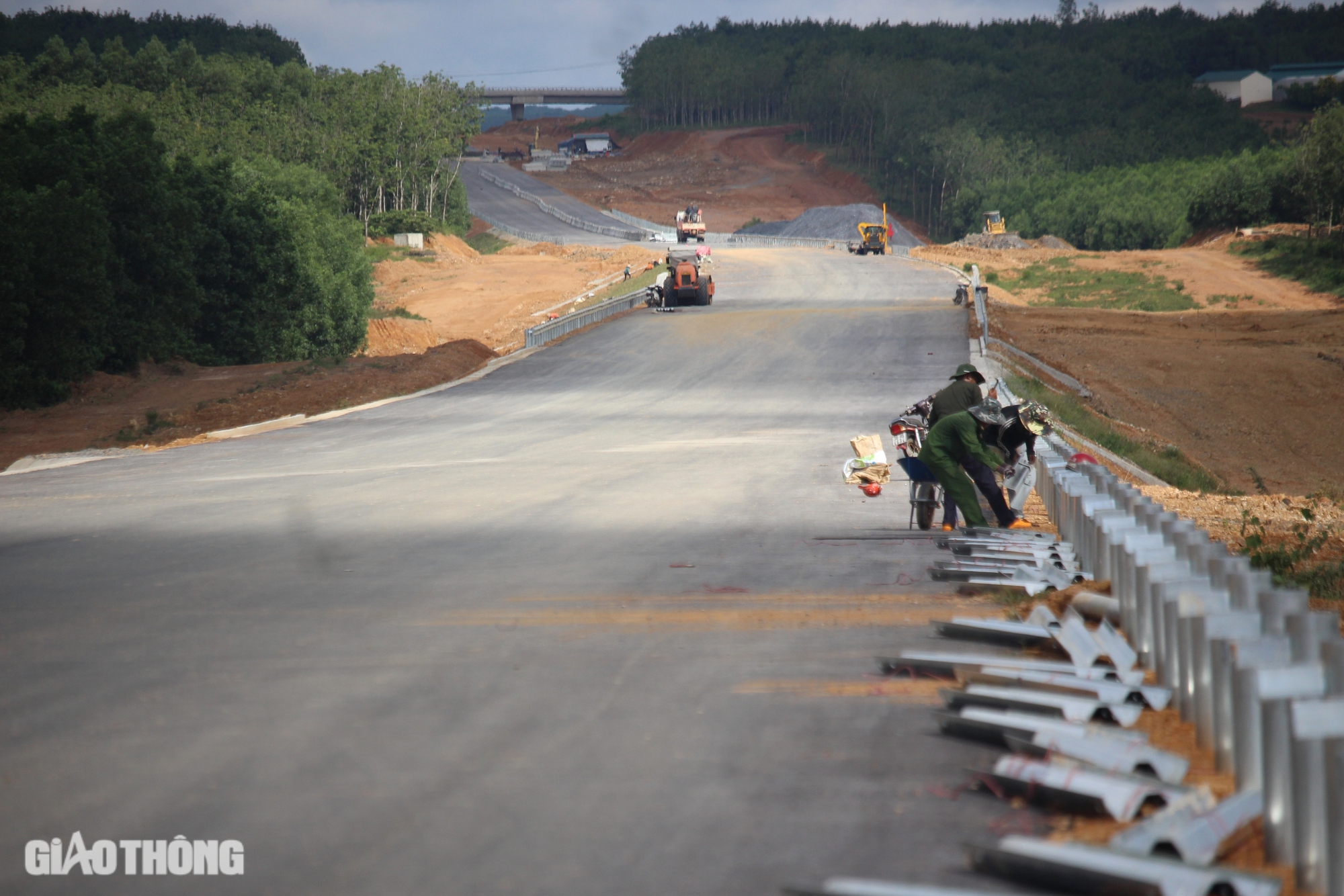 Đẩy tiến độ cao tốc Vạn Ninh - Cam Lộ khi m&ugrave;a mưa cận kề- Ảnh 1.