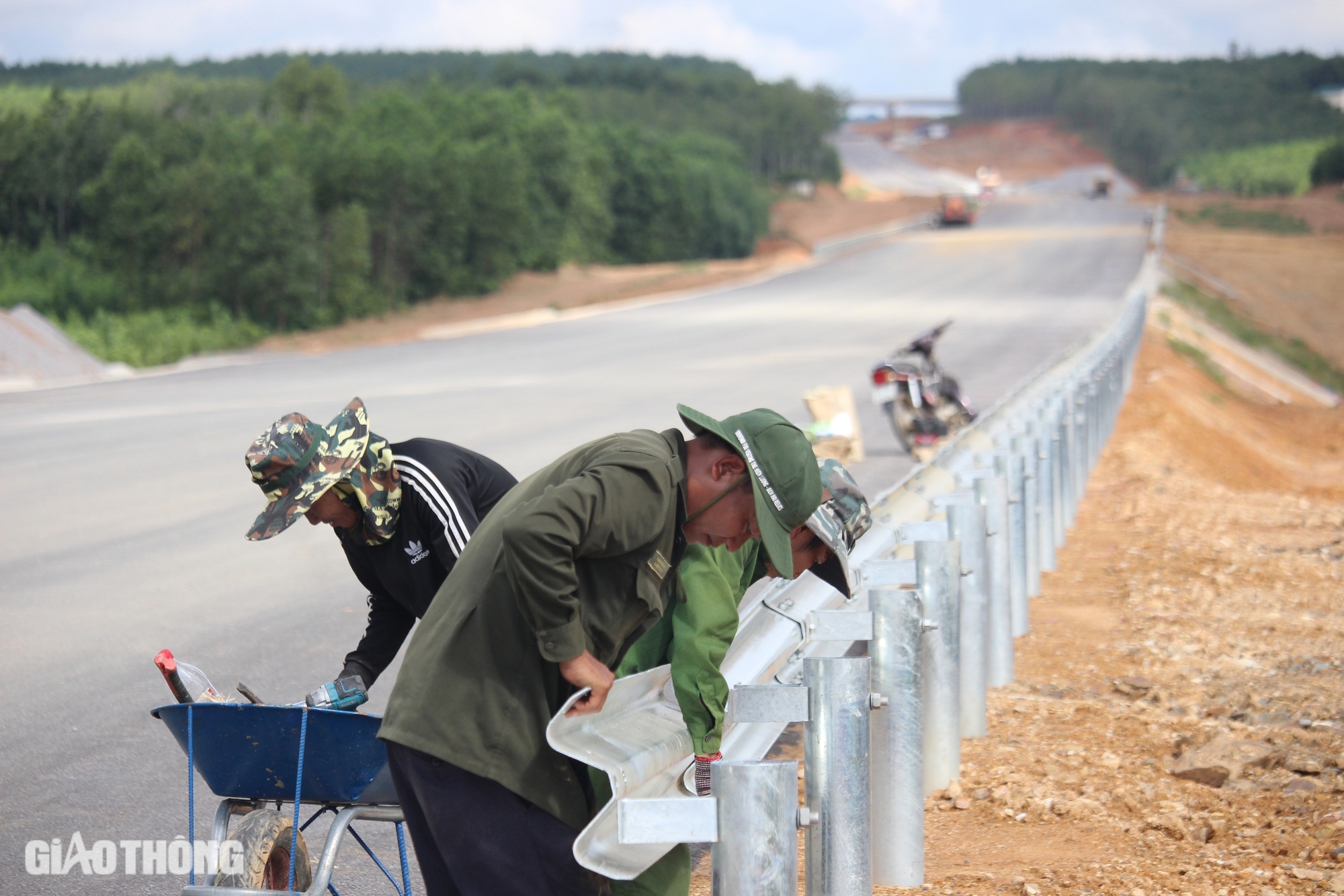 Đẩy tiến độ cao tốc Vạn Ninh - Cam Lộ khi m&ugrave;a mưa cận kề- Ảnh 6.