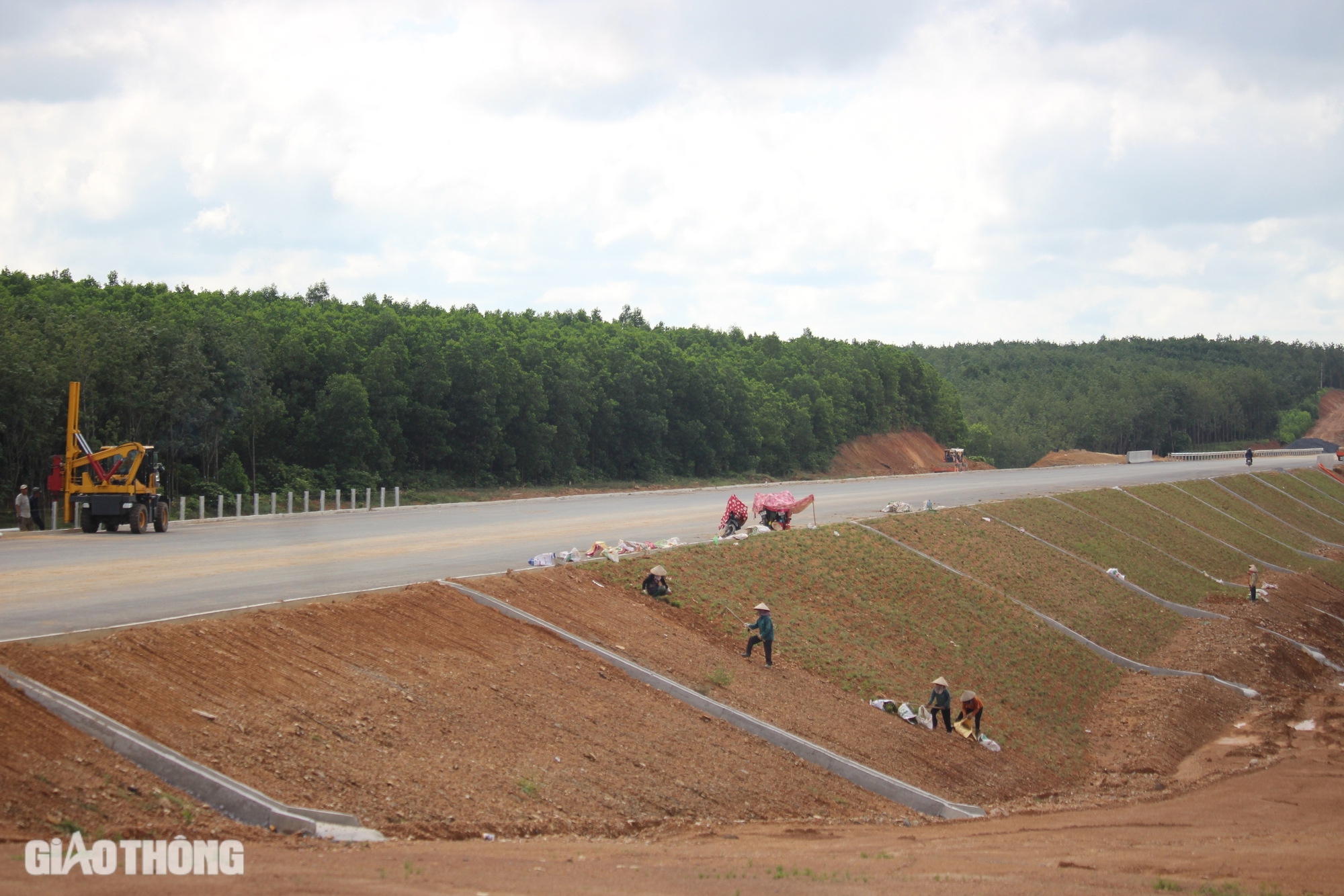 Đẩy tiến độ cao tốc Vạn Ninh - Cam Lộ khi m&ugrave;a mưa cận kề- Ảnh 7.