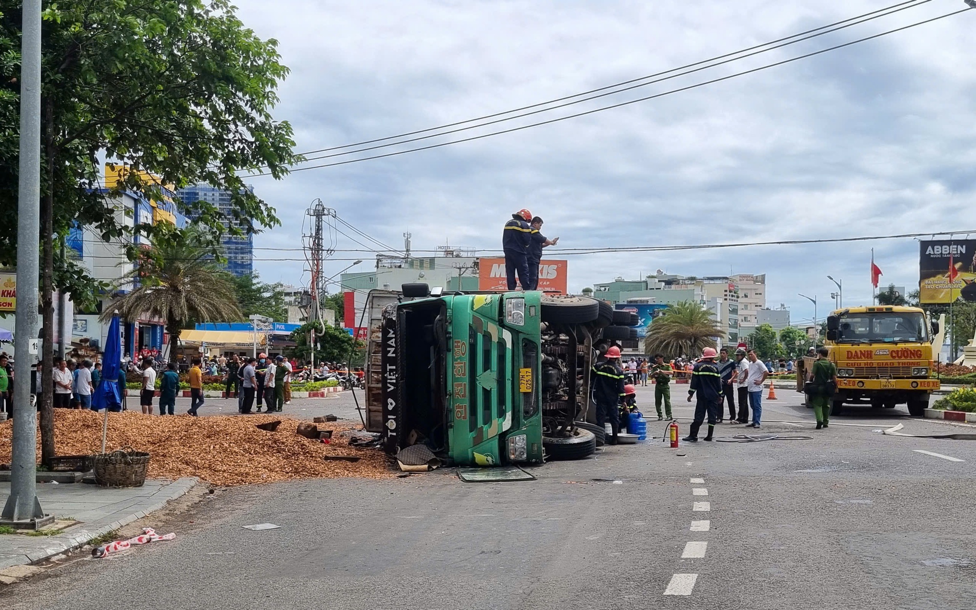 B&igrave;nh Định: Xe chở dăm gỗ lật ngang đ&egrave; n&aacute;t xe m&aacute;y, 3 người tử vong