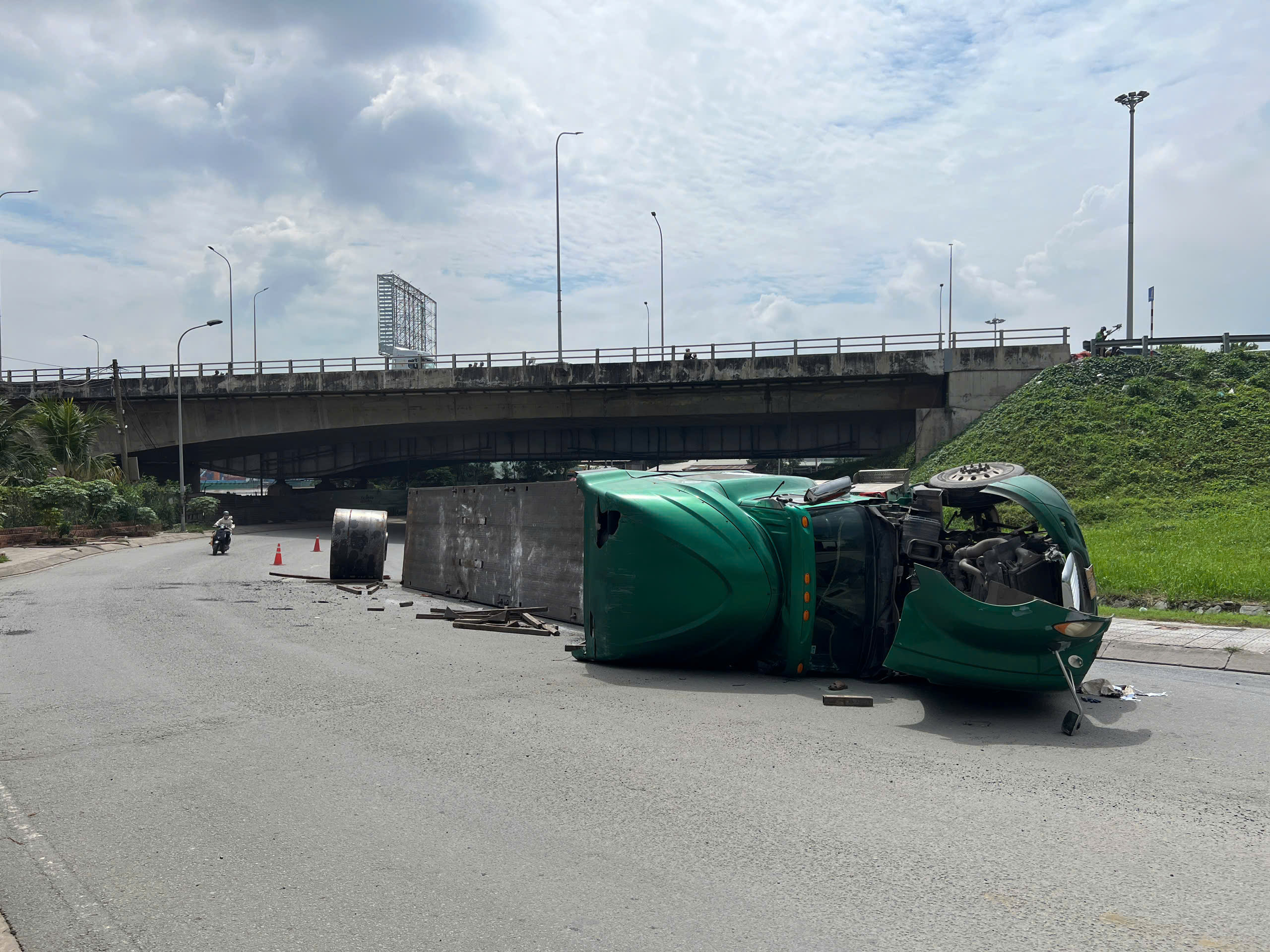 Xe đầu k&eacute;o chở t&ocirc;n lật nh&agrave;o dưới gầm cầu Đồng Nai- Ảnh 3.