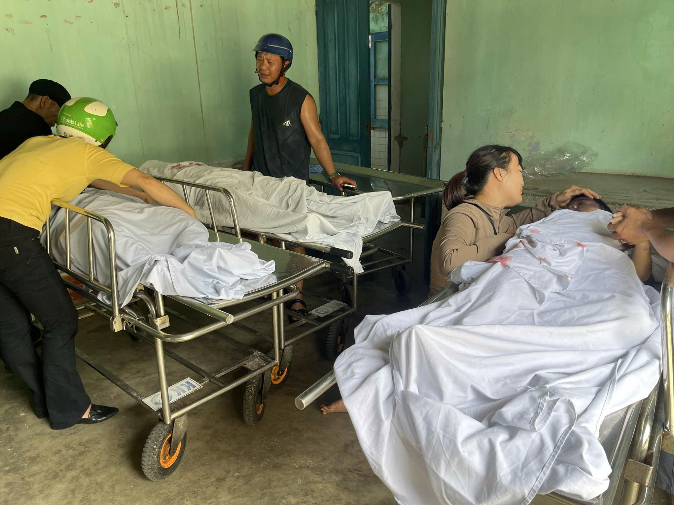 Mẹ &ocirc;m thi thể con kh&oacute;c ngất trong vụ lật xe tải chở dăm gỗ khiến 3 người tử vong- Ảnh 1.