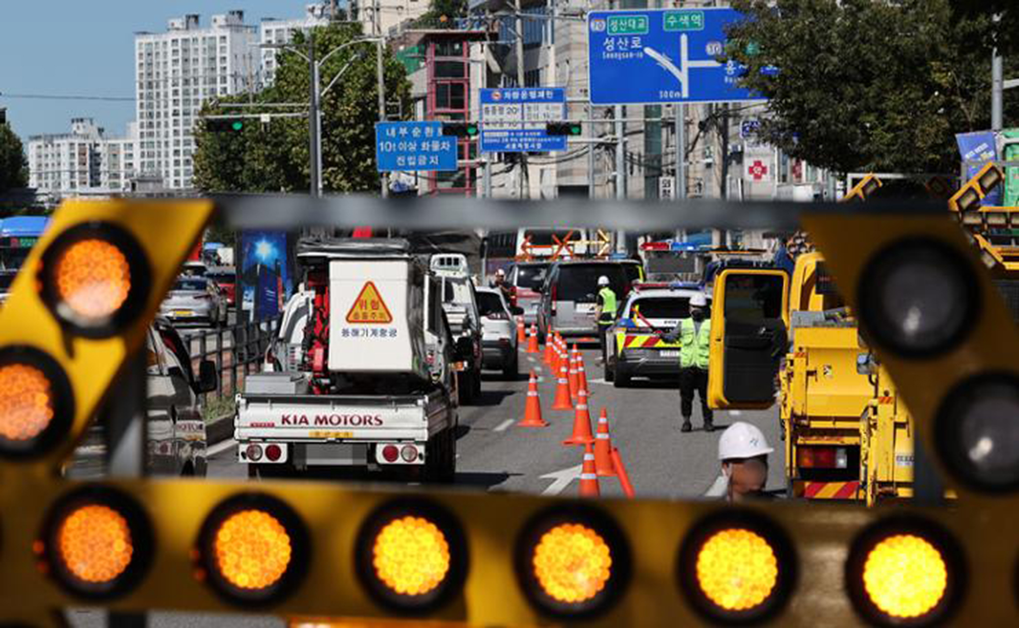 B&aacute;o động hố &ldquo;tử thần&rdquo; tr&ecirc;n đường phố H&agrave;n Quốc- Ảnh 2.