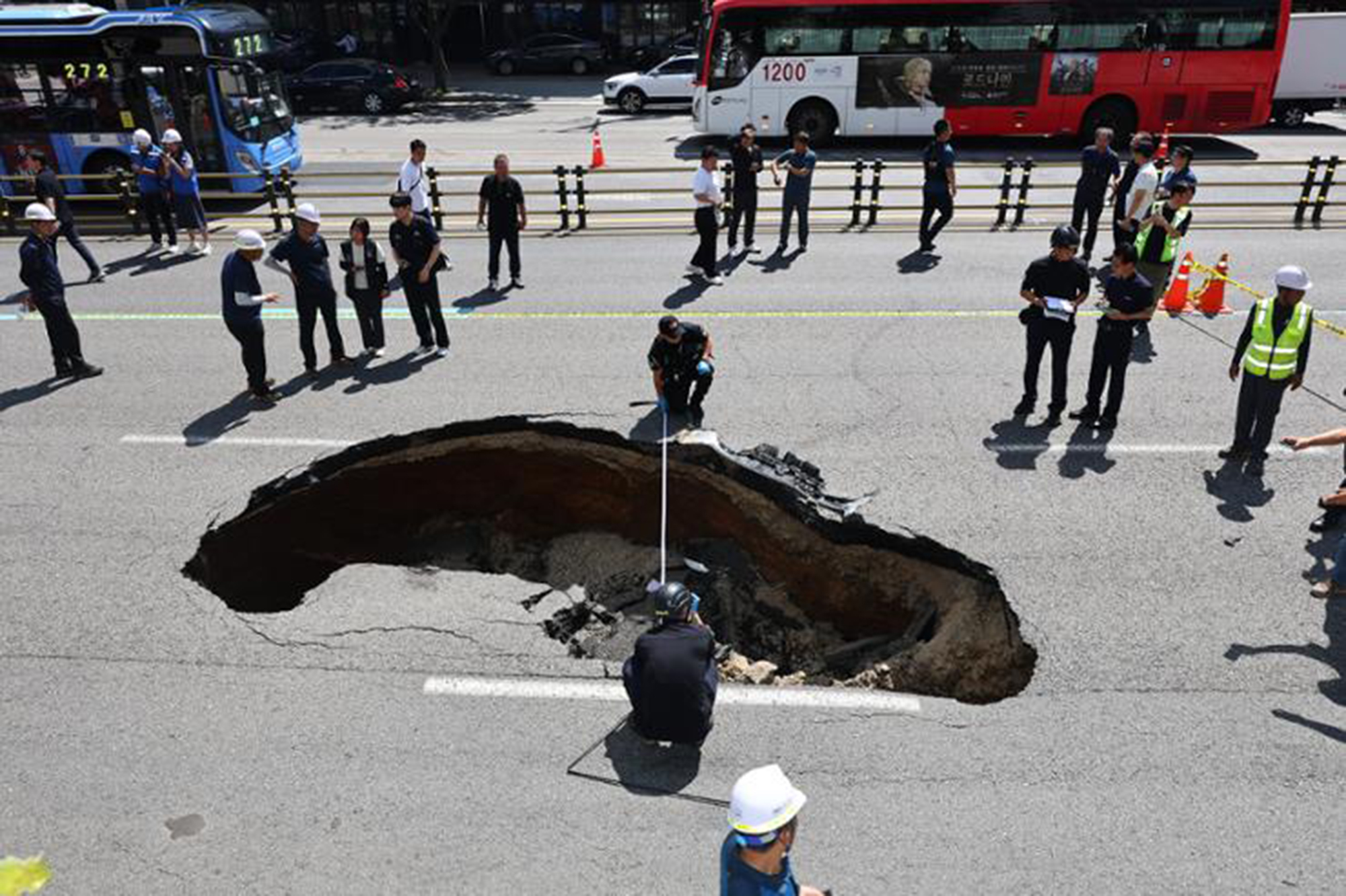 B&aacute;o động hố &ldquo;tử thần&rdquo; tr&ecirc;n đường phố H&agrave;n Quốc- Ảnh 3.