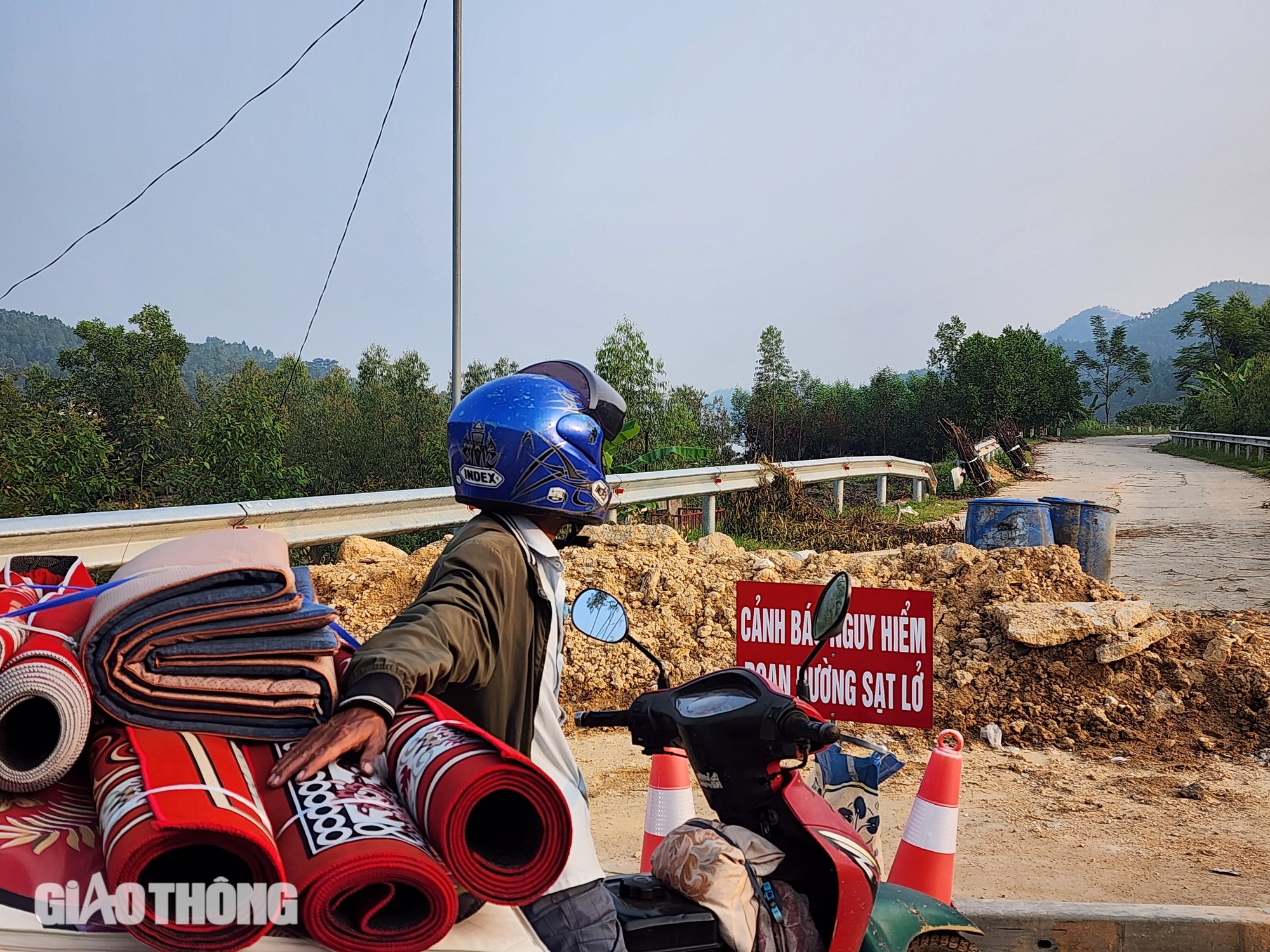 Ph&uacute; Thọ: Tắc giao thương, d&acirc;n phải đi v&ograve;ng 30km sau sạt lở đ&ecirc; s&ocirc;ng L&ocirc;- Ảnh 4.