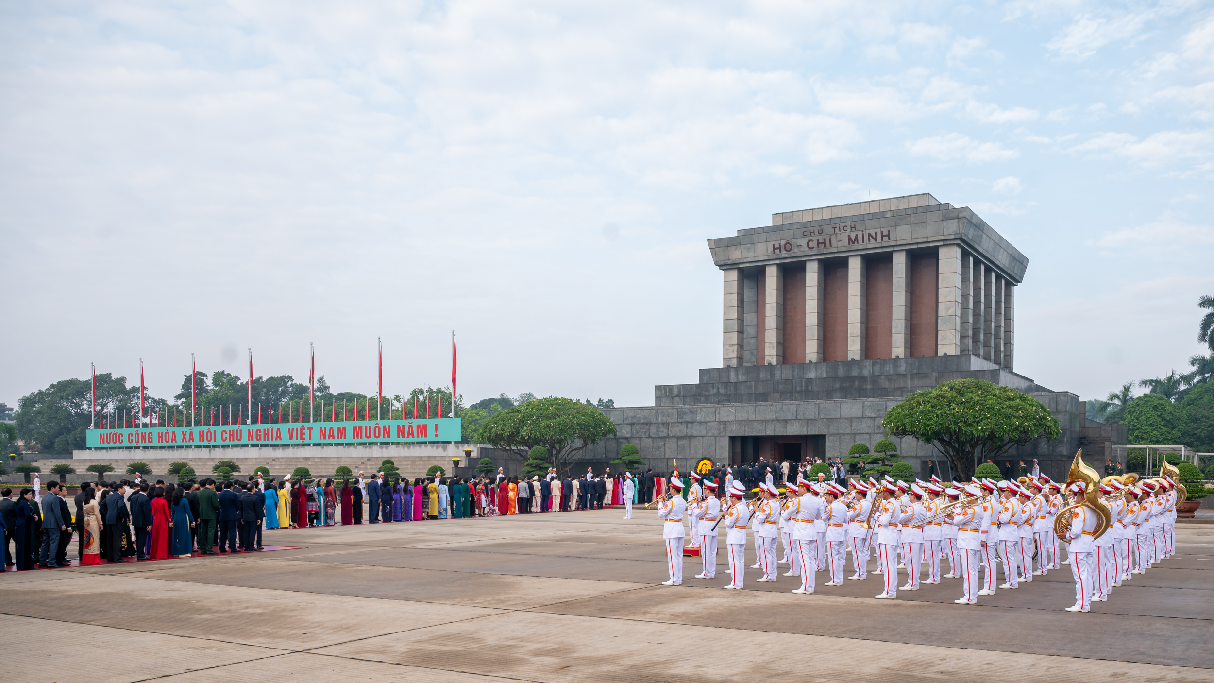 L&atilde;nh đạo Đảng, Nh&agrave; nước, c&aacute;c đại biểu Quốc hội v&agrave;o Lăng viếng Chủ tịch Hồ Ch&iacute; Minh- Ảnh 4.