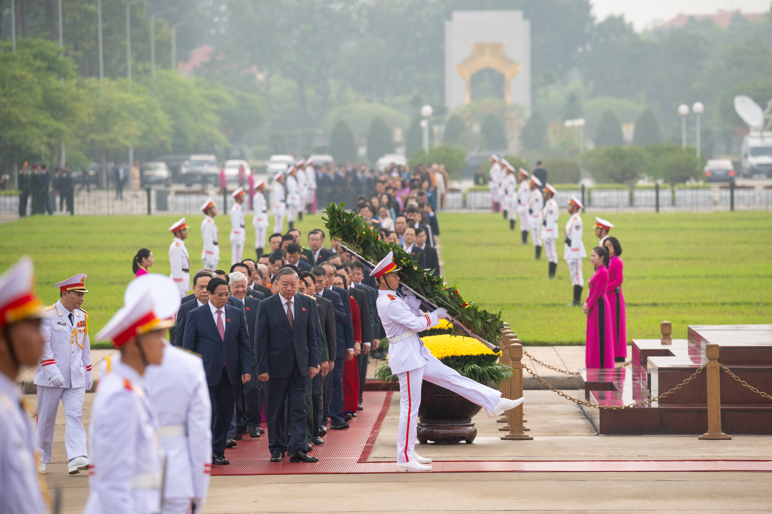 L&atilde;nh đạo Đảng, Nh&agrave; nước, c&aacute;c đại biểu Quốc hội v&agrave;o Lăng viếng Chủ tịch Hồ Ch&iacute; Minh- Ảnh 1.