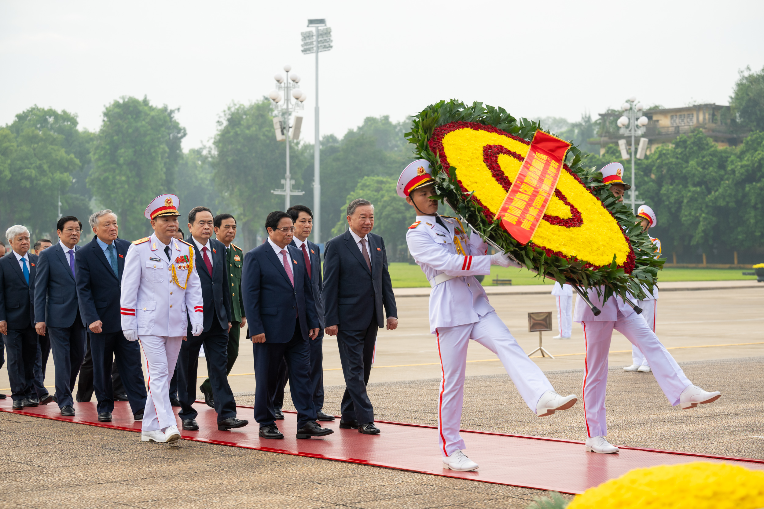 L&atilde;nh đạo Đảng, Nh&agrave; nước, c&aacute;c đại biểu Quốc hội v&agrave;o Lăng viếng Chủ tịch Hồ Ch&iacute; Minh- Ảnh 3.