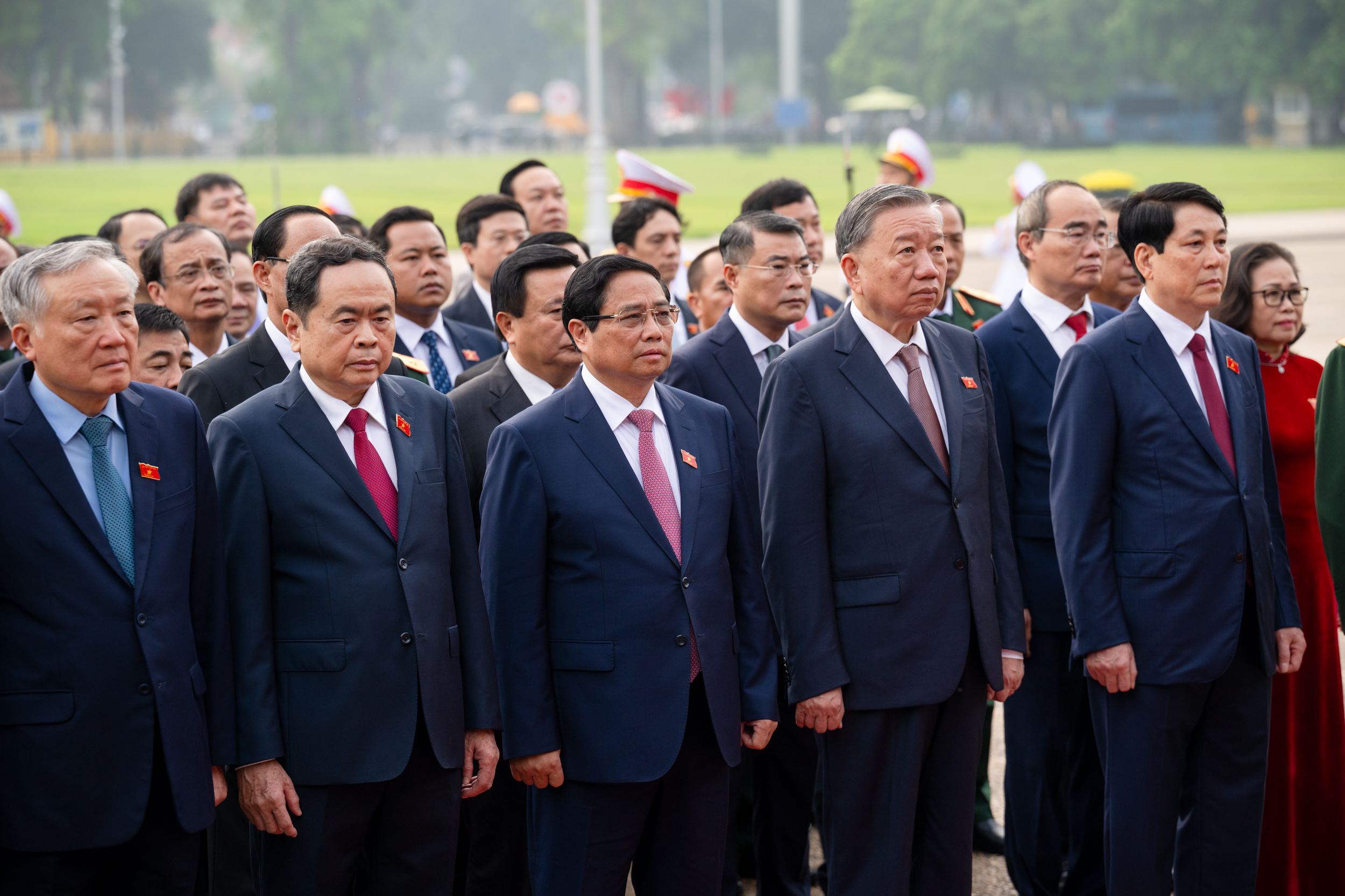 L&atilde;nh đạo Đảng, Nh&agrave; nước, c&aacute;c đại biểu Quốc hội v&agrave;o Lăng viếng Chủ tịch Hồ Ch&iacute; Minh- Ảnh 2.