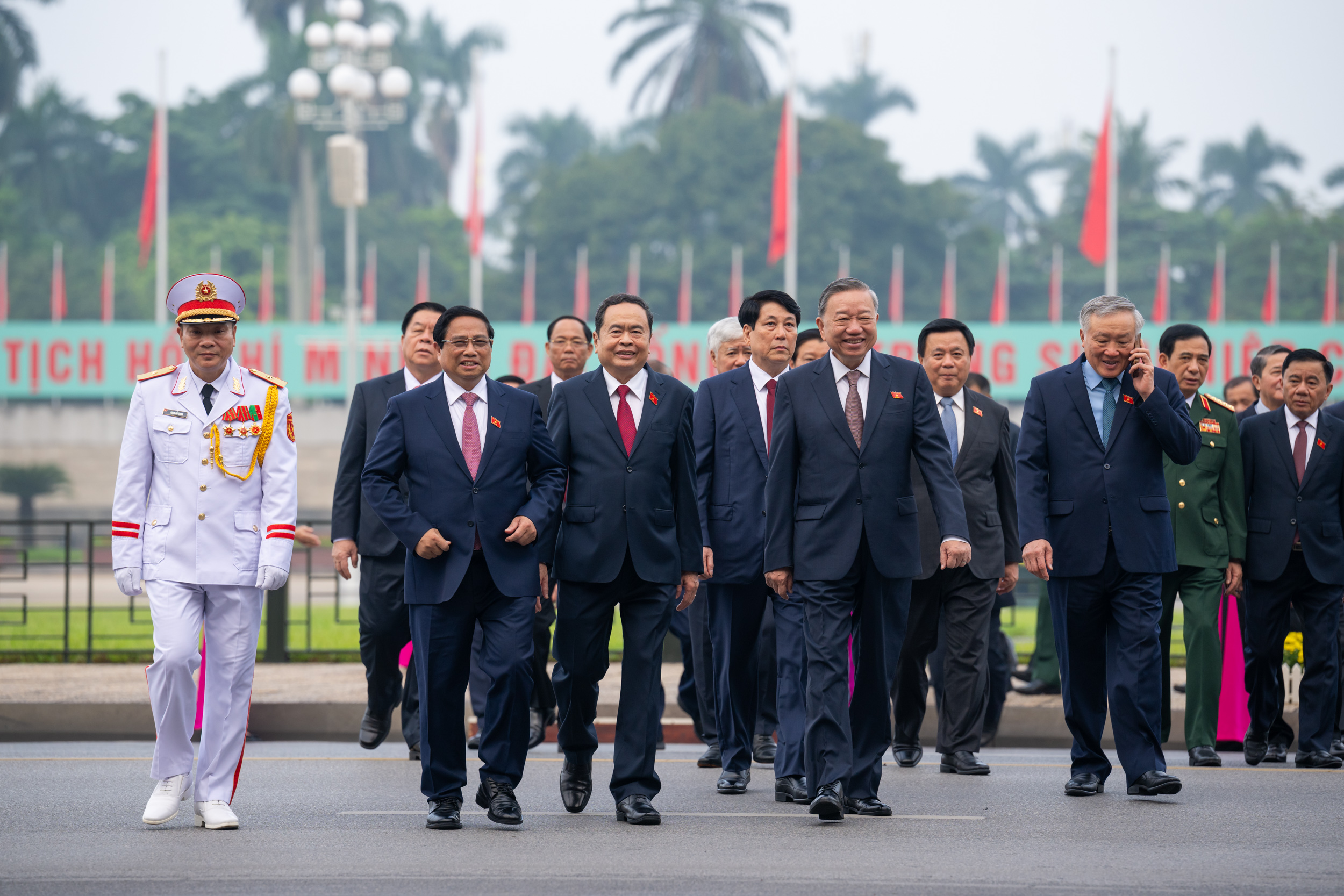 L&atilde;nh đạo Đảng, Nh&agrave; nước, c&aacute;c đại biểu Quốc hội v&agrave;o Lăng viếng Chủ tịch Hồ Ch&iacute; Minh- Ảnh 6.