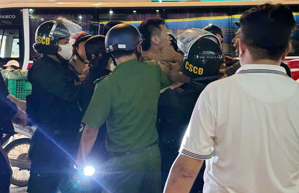 Thanh ni&ecirc;n đi xe m&aacute;y uống rượu c&ograve;n chửi bới cảnh s&aacute;t- Ảnh 1.