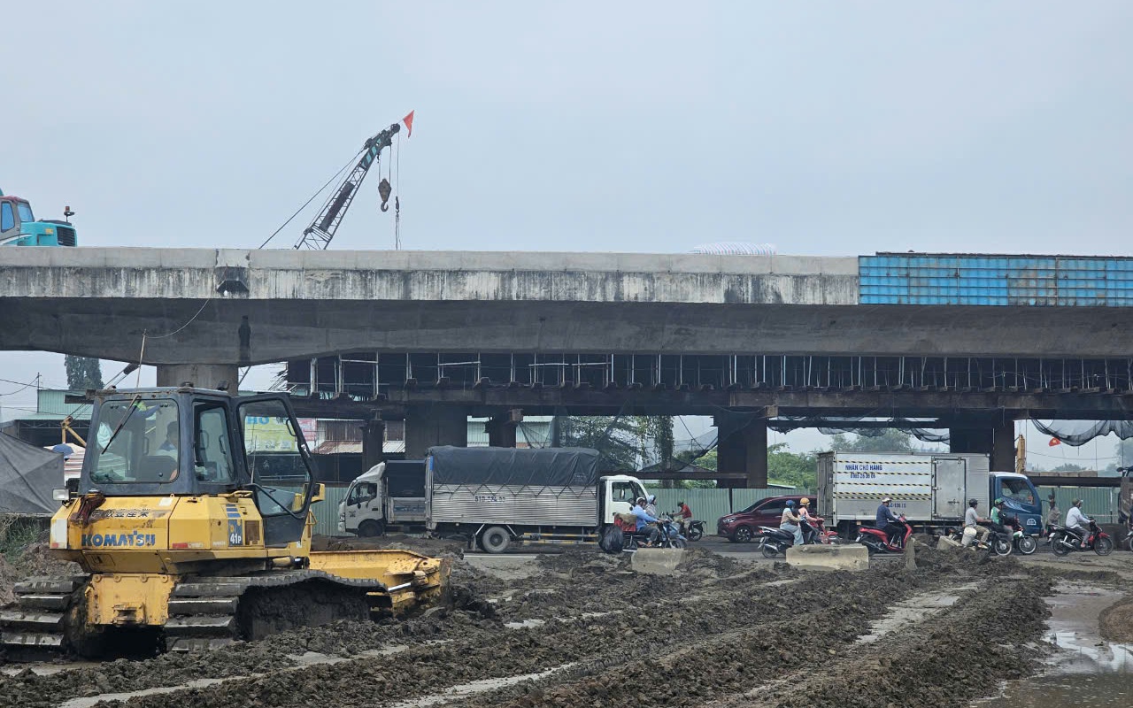 Cuối th&aacute;ng 10 th&ocirc;ng xe một cầu vượt ở n&uacute;t giao QL50 với cao tốc Bến Lức - Long Th&agrave;nh