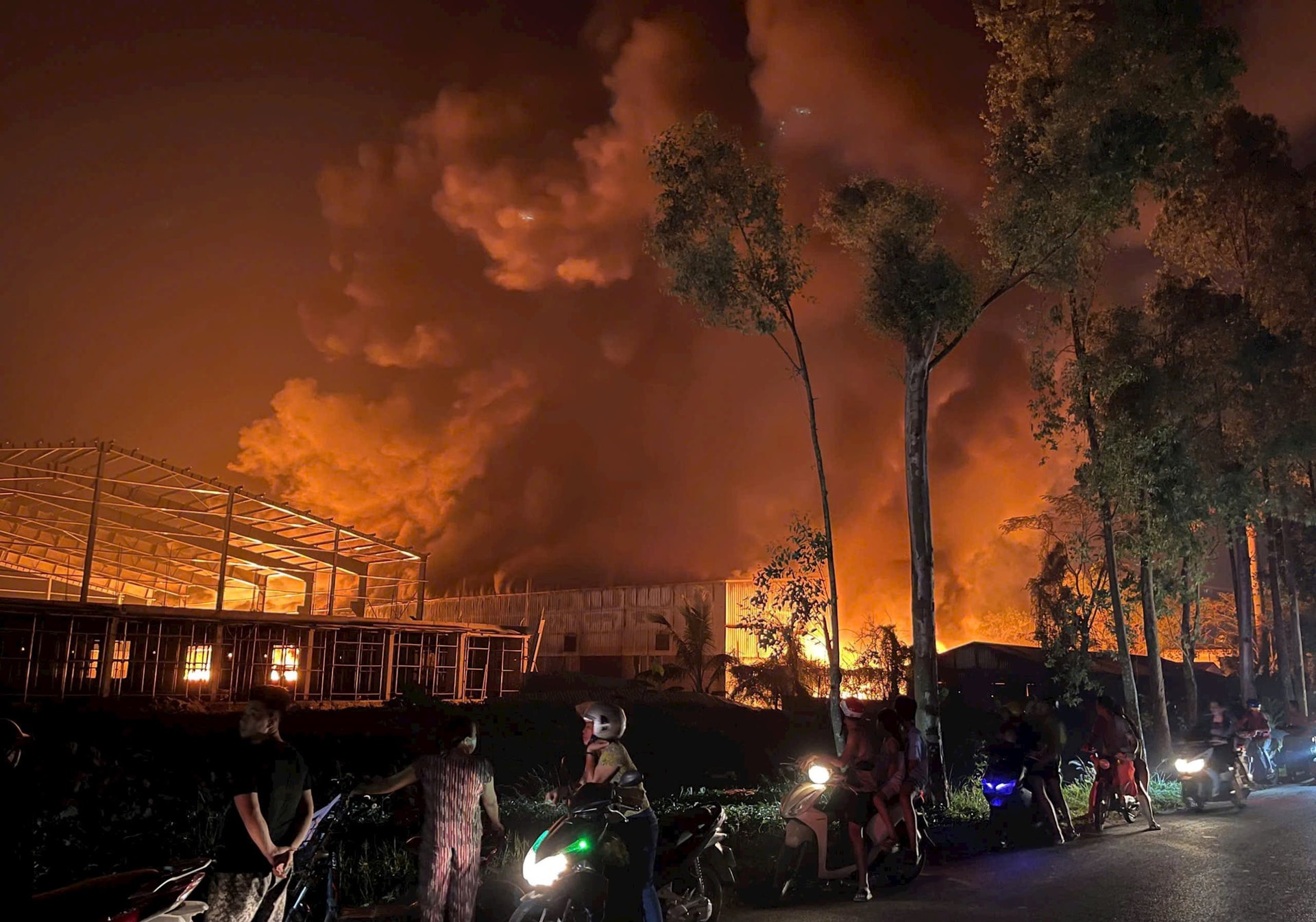 Nh&agrave; xưởng phế liệu hoạt động tr&aacute;i ph&eacute;p bất ngờ bốc ch&aacute;y dữ dội- Ảnh 1.