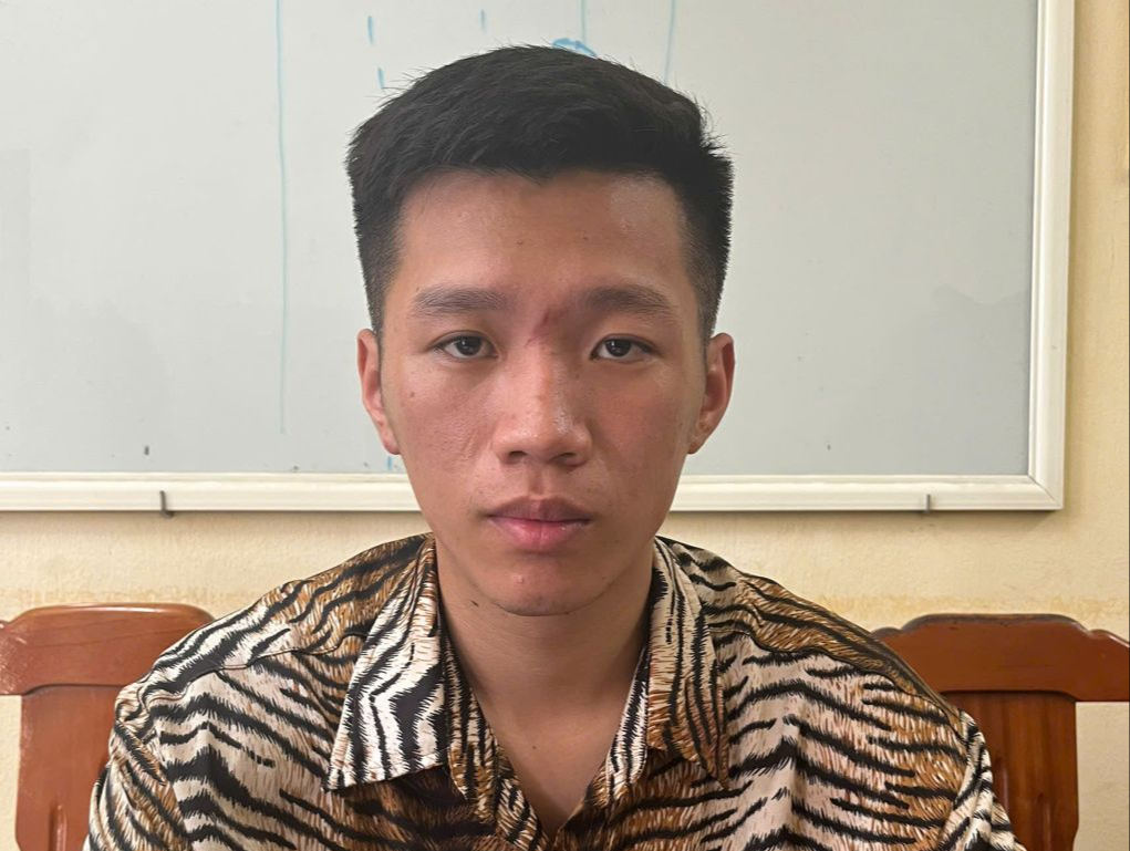 Thanh ni&ecirc;n đi xe m&aacute;y uống rượu c&ograve;n chửi bới cảnh s&aacute;t- Ảnh 2.