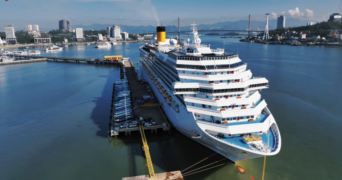 Quảng Ninh đón du khách quốc tế thứ 3 triệu đến vịnh Hạ Long- Ảnh 4. Quảng Ninh đón du khách quốc tế thứ 3 triệu đến vịnh Hạ Long- Ảnh 4.