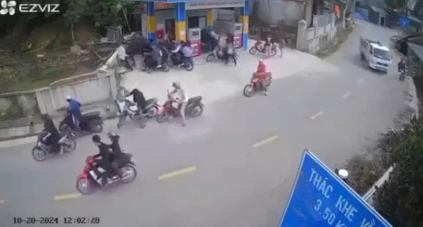 Chặn bắt 31 "qu&aacute;i xế nh&iacute;" tụ tập chạy xe m&aacute;y kh&ocirc;ng biển số gầm r&uacute; ở v&ugrave;ng bi&ecirc;n- Ảnh 2.