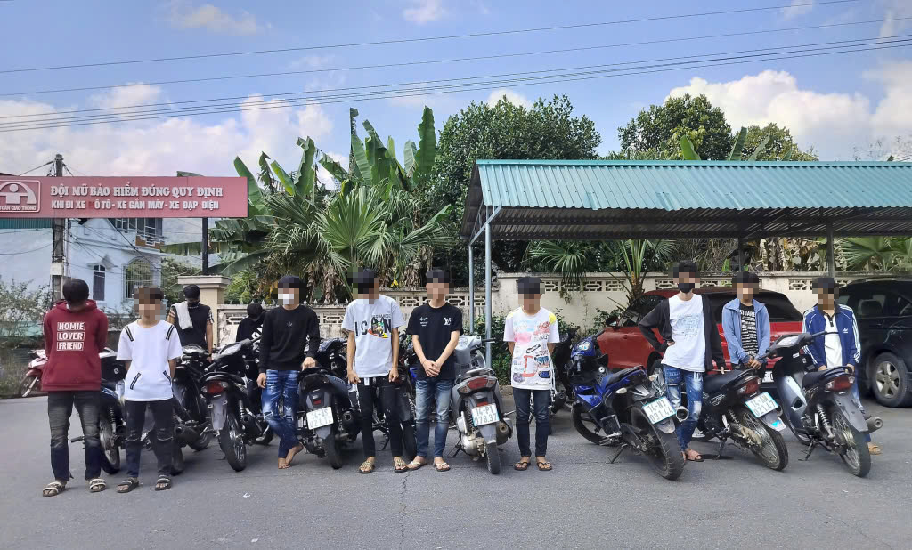 Chặn bắt 31 "qu&aacute;i xế nh&iacute;" tụ tập chạy xe m&aacute;y kh&ocirc;ng biển số gầm r&uacute; ở v&ugrave;ng bi&ecirc;n- Ảnh 1.