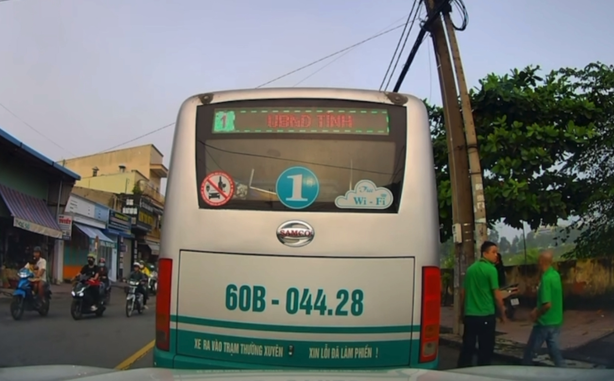 Đình chỉ tài xế và tiếp viên xe buýt đánh người đi xe máy ở Đồng Nai- Ảnh 1. Đình chỉ tài xế và tiếp viên xe buýt đánh người đi xe máy ở Đồng Nai- Ảnh 1.