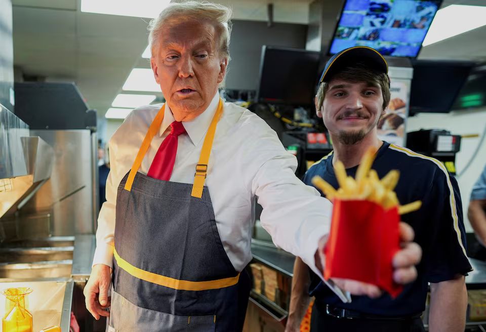 &Ocirc;ng Trump mặc tạp dề b&aacute;n McDonald's- Ảnh 1.