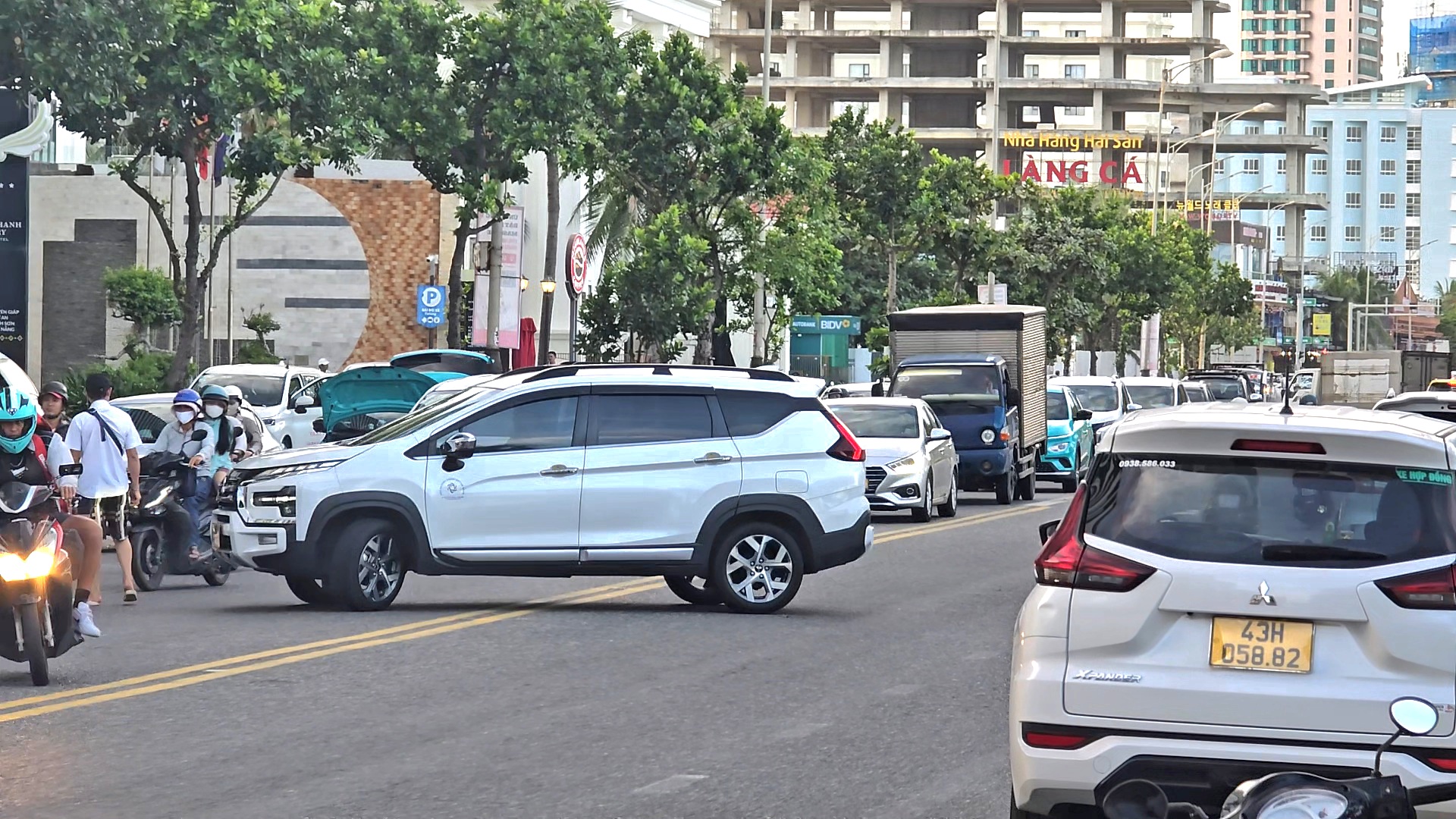 Lo xe du lịch g&acirc;y &ugrave;n tắc, Đ&agrave; Nẵng quy định thời gian, địa điểm đ&oacute;n trả kh&aacute;ch- Ảnh 1.