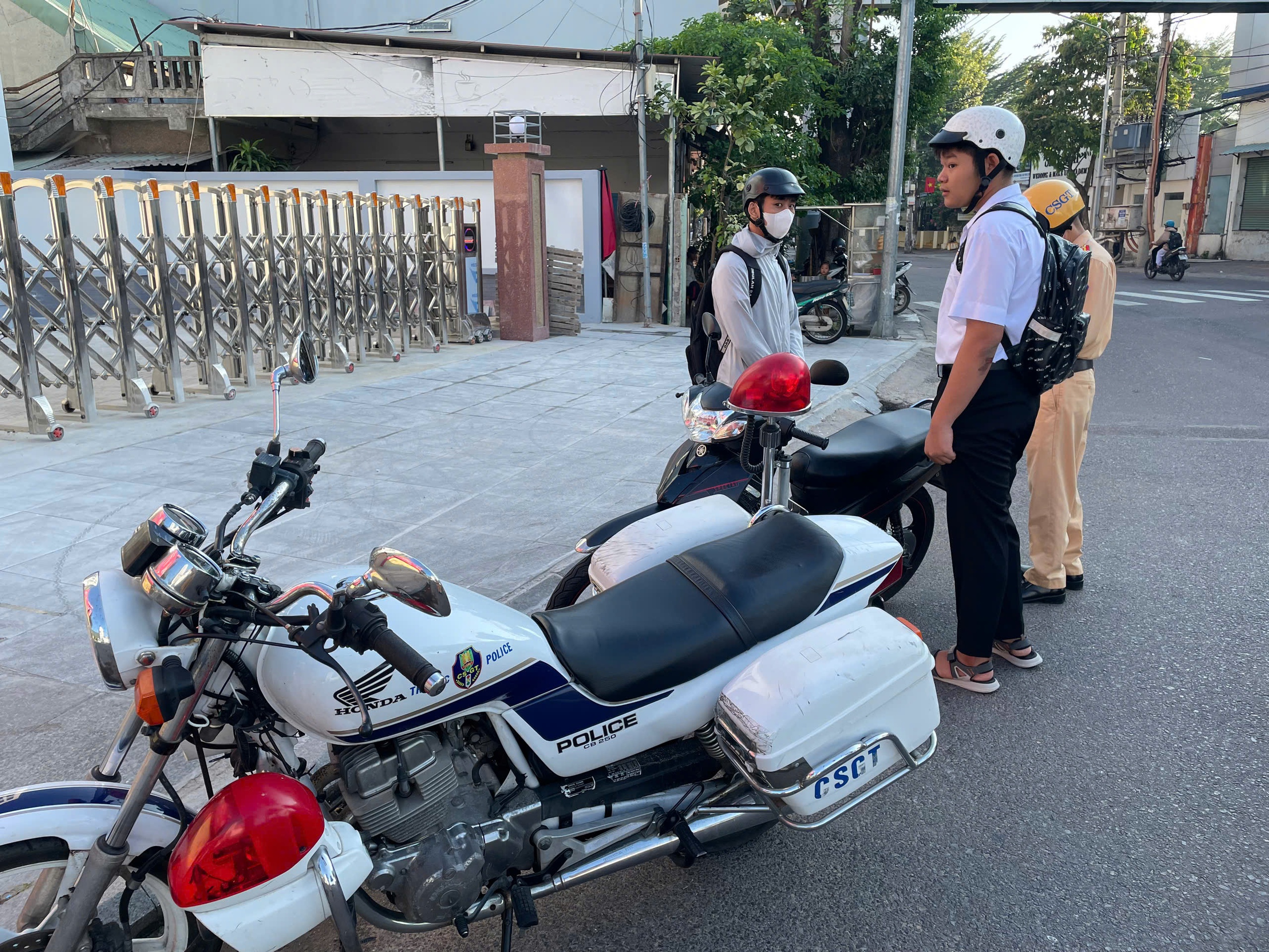 Bình Định: Học sinh vi phạm giao thông giảm hẳn sau nửa tháng ra quân cao điểm- Ảnh 1. Bình Định: Học sinh vi phạm giao thông giảm hẳn sau nửa tháng ra quân cao điểm- Ảnh 1.