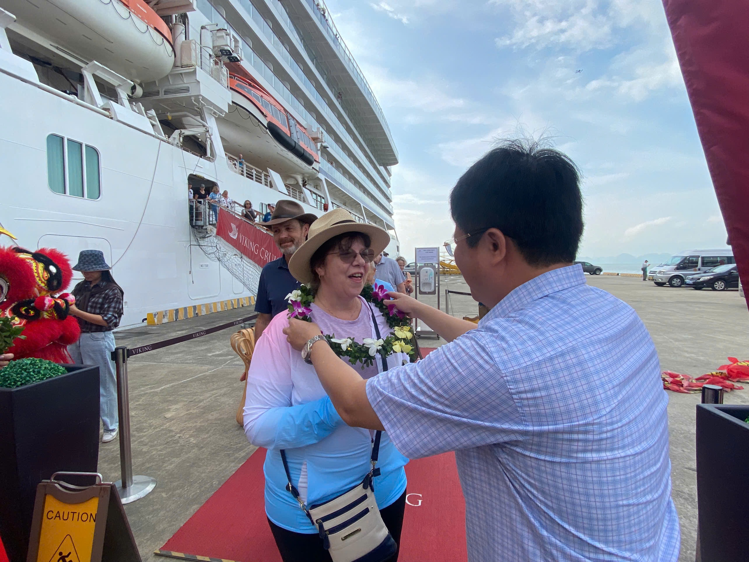 Quảng Ninh đón du khách quốc tế thứ 3 triệu đến vịnh Hạ Long- Ảnh 1. Quảng Ninh đón du khách quốc tế thứ 3 triệu đến vịnh Hạ Long- Ảnh 1.