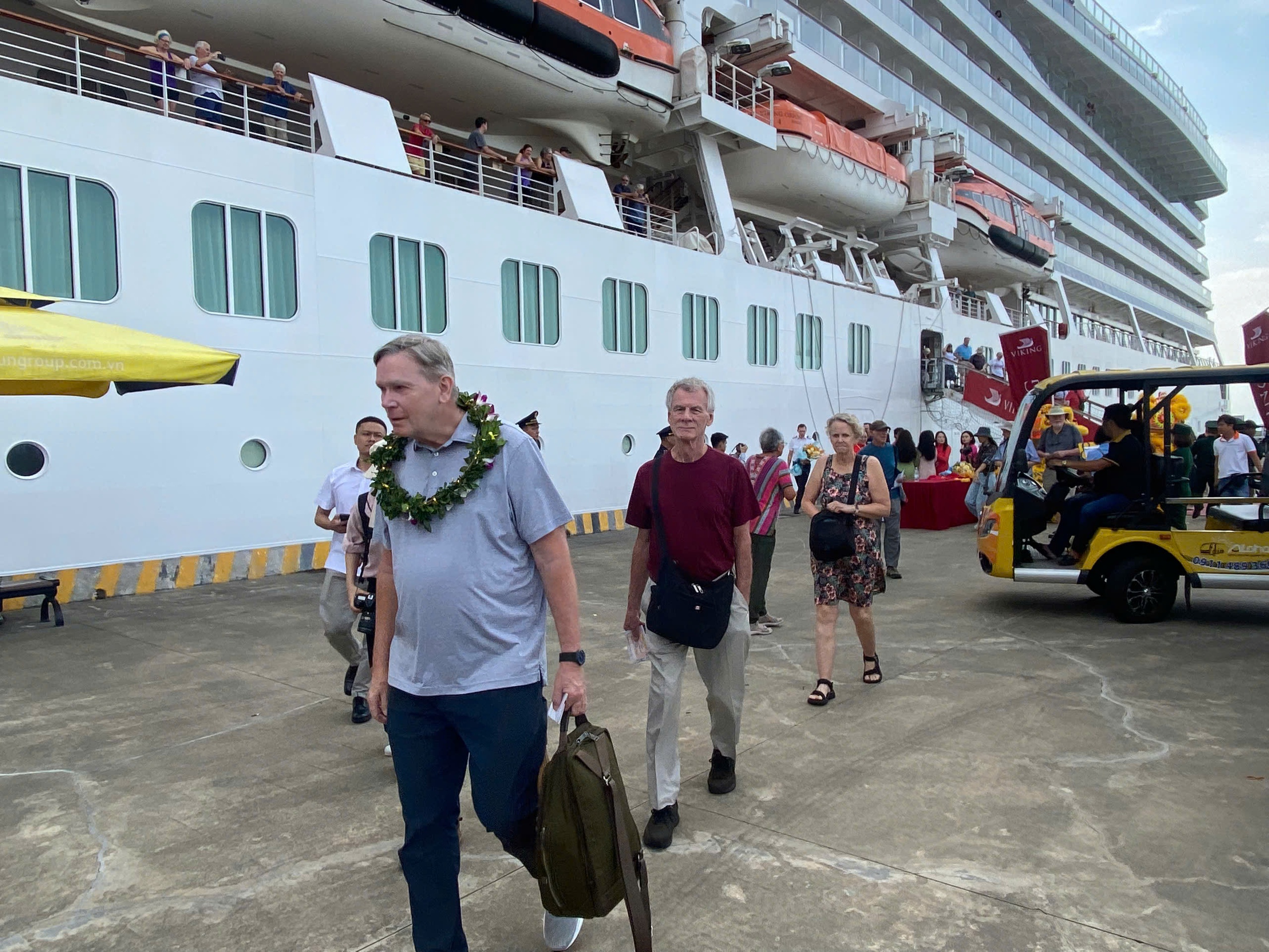 Quảng Ninh đón du khách quốc tế thứ 3 triệu đến vịnh Hạ Long- Ảnh 3. Quảng Ninh đón du khách quốc tế thứ 3 triệu đến vịnh Hạ Long- Ảnh 3.