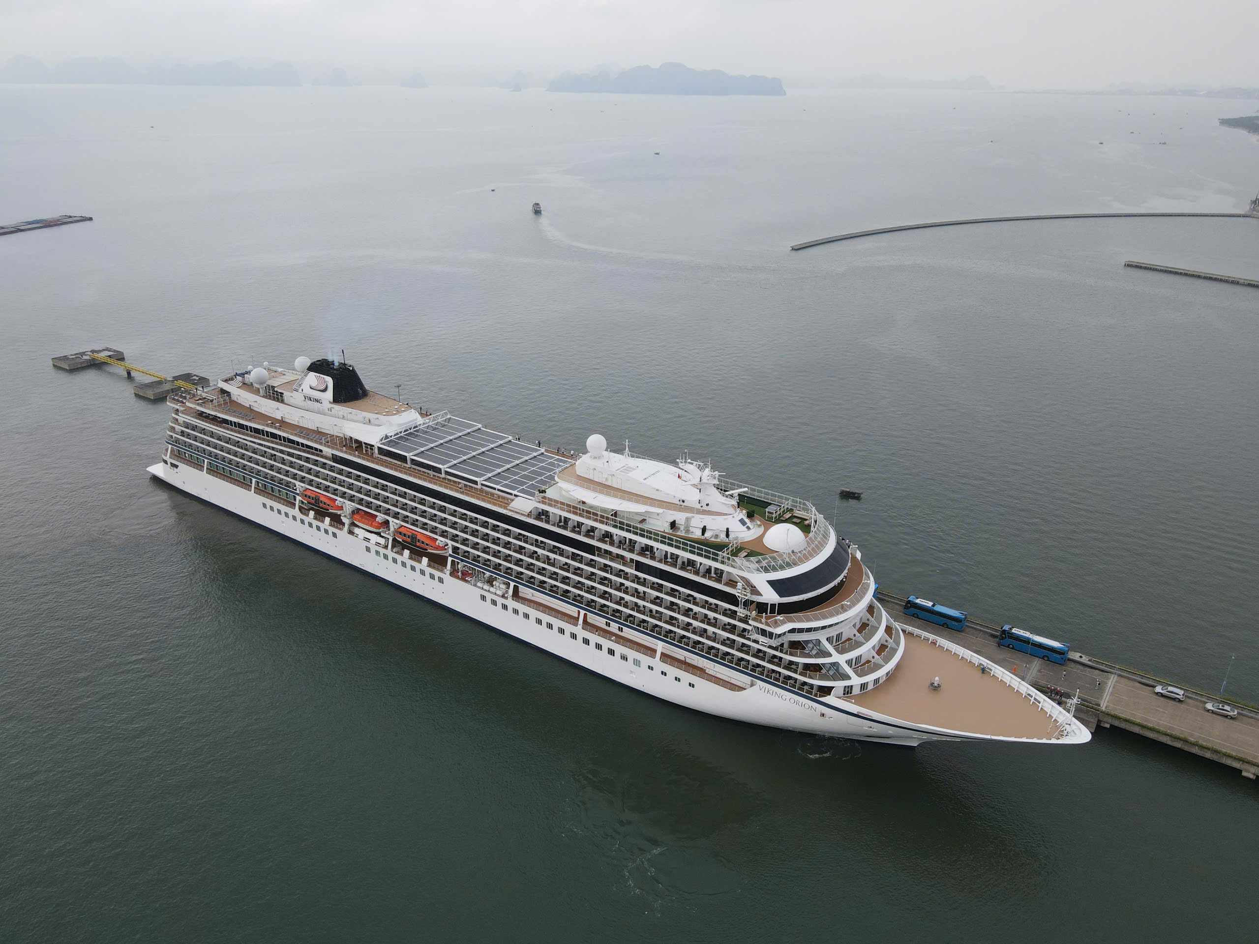 Quảng Ninh đón du khách quốc tế thứ 3 triệu đến vịnh Hạ Long- Ảnh 2. Quảng Ninh đón du khách quốc tế thứ 3 triệu đến vịnh Hạ Long- Ảnh 2.